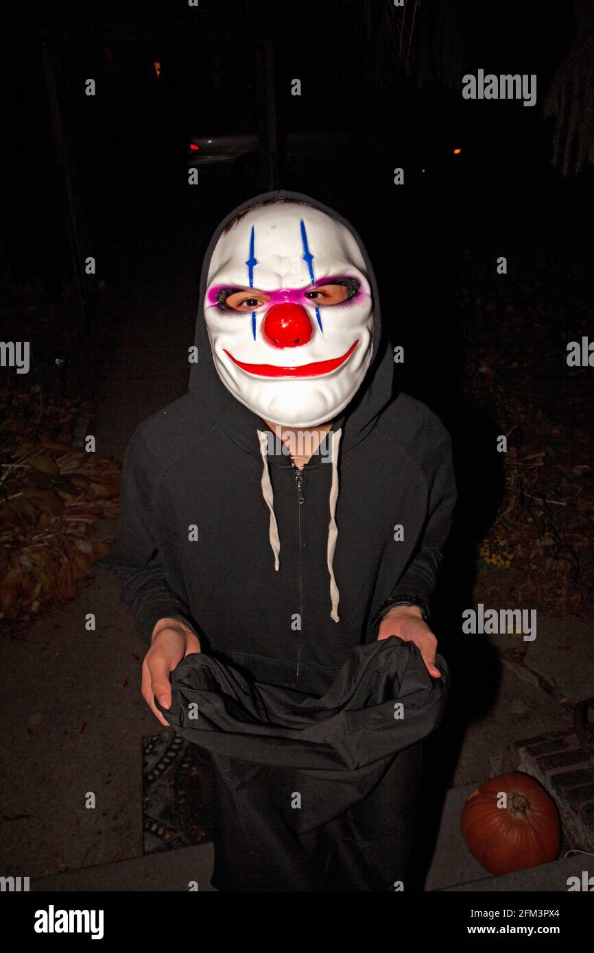 Disfrazada truco de Halloween o treater usando la máscara del bromista. St Paul Minnesota MN EE.UU Foto de stock