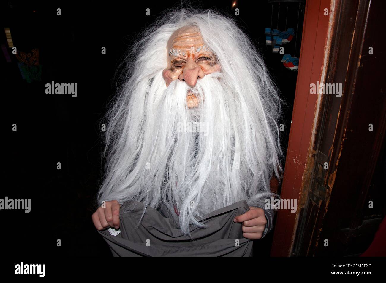 Truco de Halloween y el tratador usando un hombre muy viejo barbudo mago máscara. St Paul Minnesota MN EE.UU Foto de stock