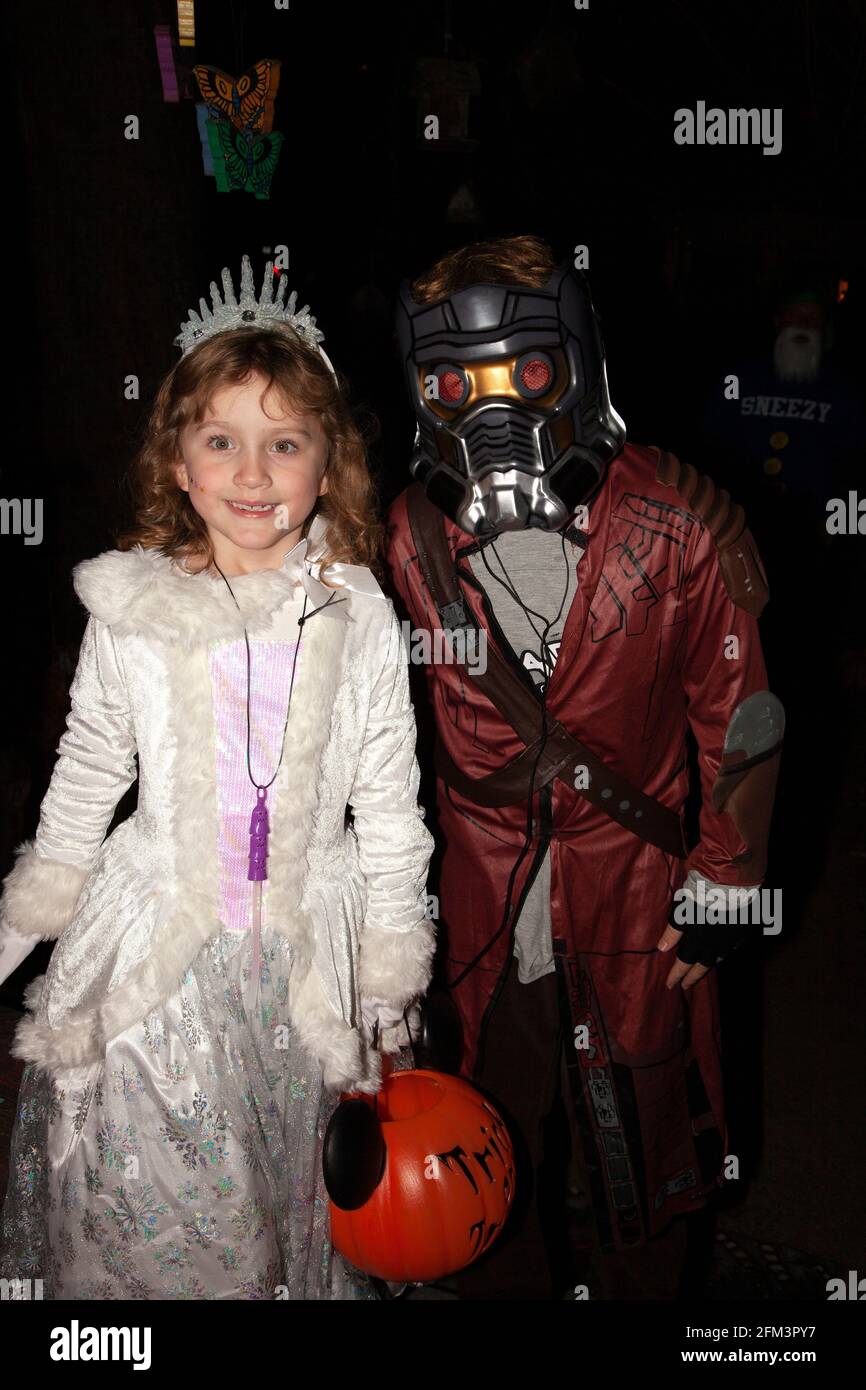 Truco de Halloween y tratadores como una princesa y un Señor-Estrella de los Guardianes de la Galaxia. St Paul Minnesota MN EE.UU Foto de stock