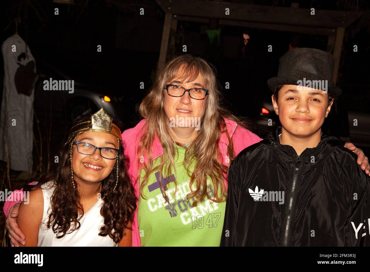 El truco latino de Halloween o los tratantes disfrazados como una princesa y escolta en negro con su mamá. St Paul Minnesota MN EE.UU Foto de stock