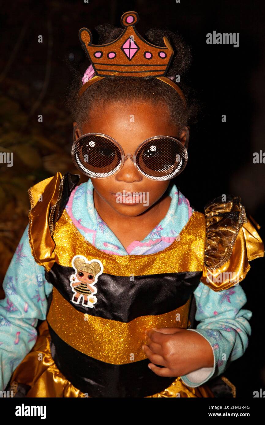 Joven truco de Halloween o treater disfrazados de oro como una princesa con grandes gafas de sol. St Paul Minnesota MN EE.UU Foto de stock
