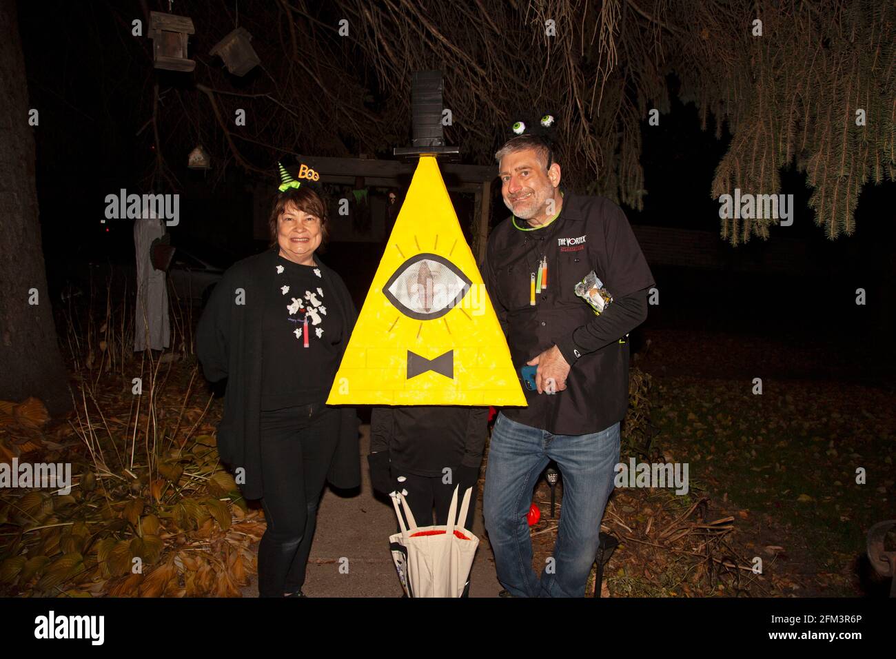 Halloween truco y traje de treater vestirse como Bill Cypher con los padres felices de escardar. St Paul Minnesota MN EE.UU Foto de stock