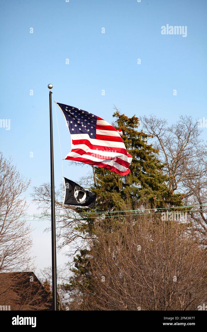Bandera americana y bandera de POW soplando en el viento. St Paul Minnesota MN EE.UU Foto de stock