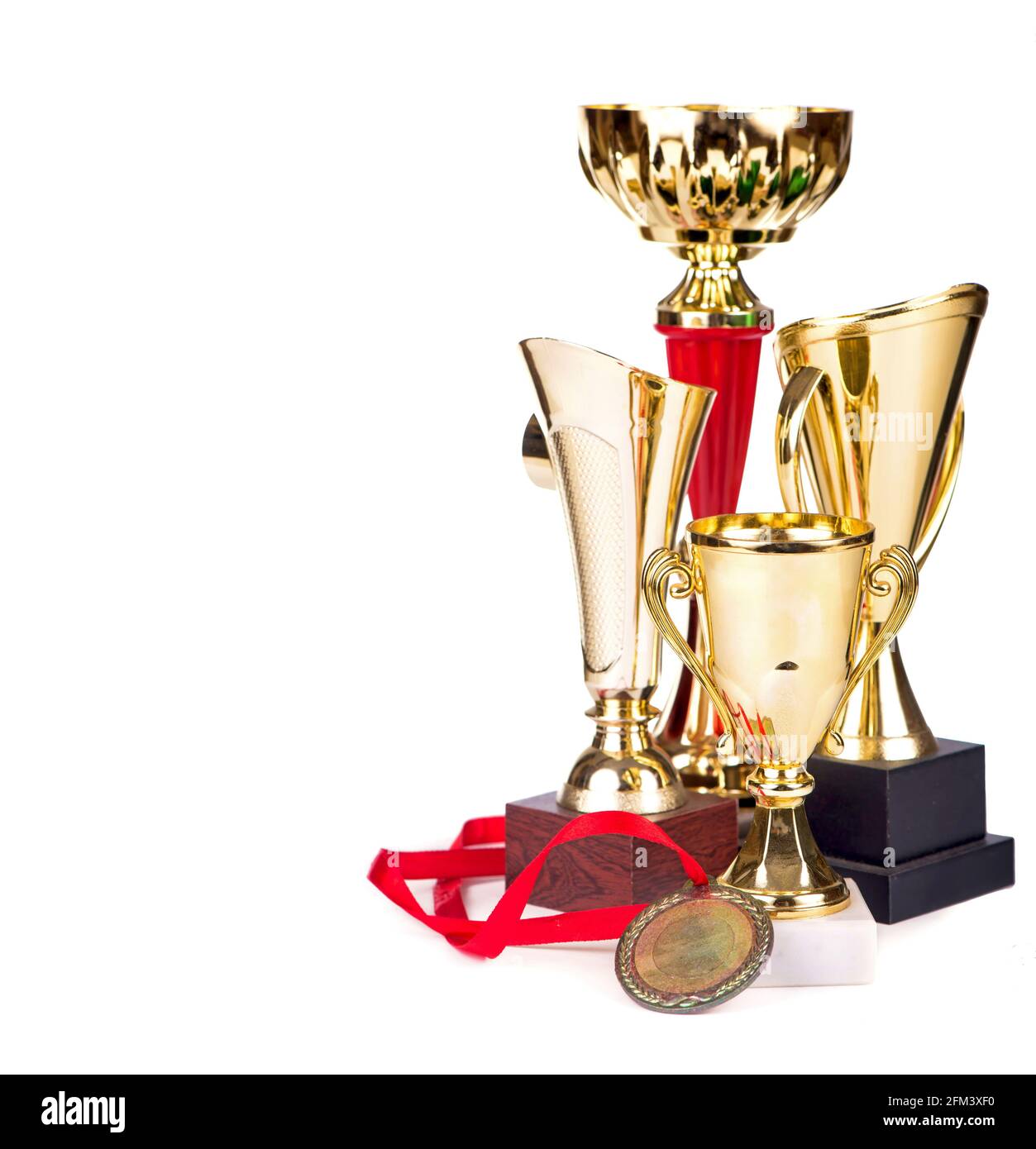 Trofeos, copas, medallas aisladas sobre blanco. El trofeo es un  recordatorio tangible y duradero de un logro específico, sirve como un  reconocimiento, prueba o Fotografía de stock - Alamy