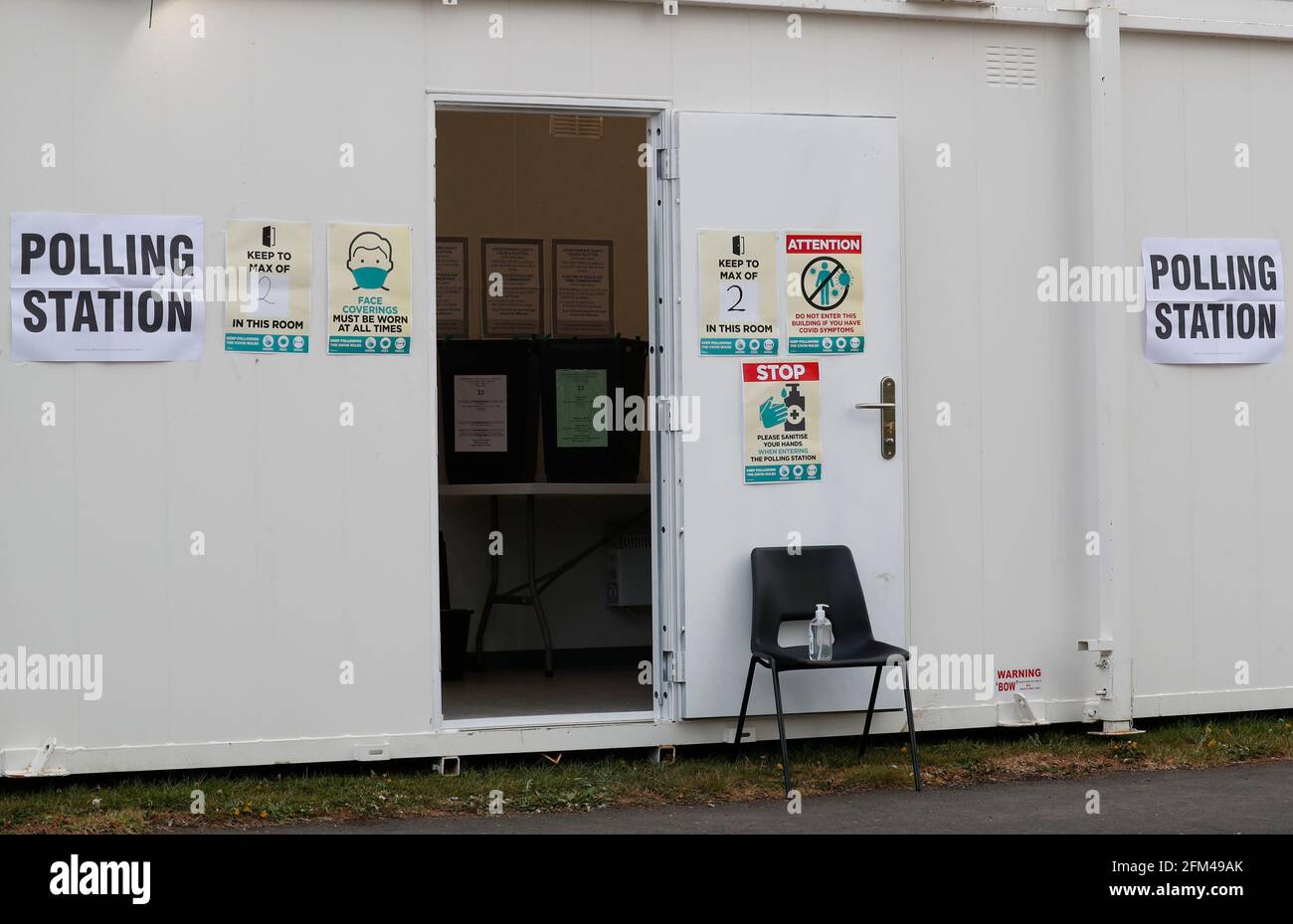 Shepshed, Leicestershire, Reino Unido. 6th de mayo de 2021. El equipo de desinfección se sienta en una silla fuera de una mesa electoral en una unidad móvil durante las elecciones locales. Millones de personas en toda Gran Bretaña emigran una votación el jueves en el mayor número de votos desde las elecciones generales de 2019. Credit Darren Staples/Alamy Live News. Foto de stock