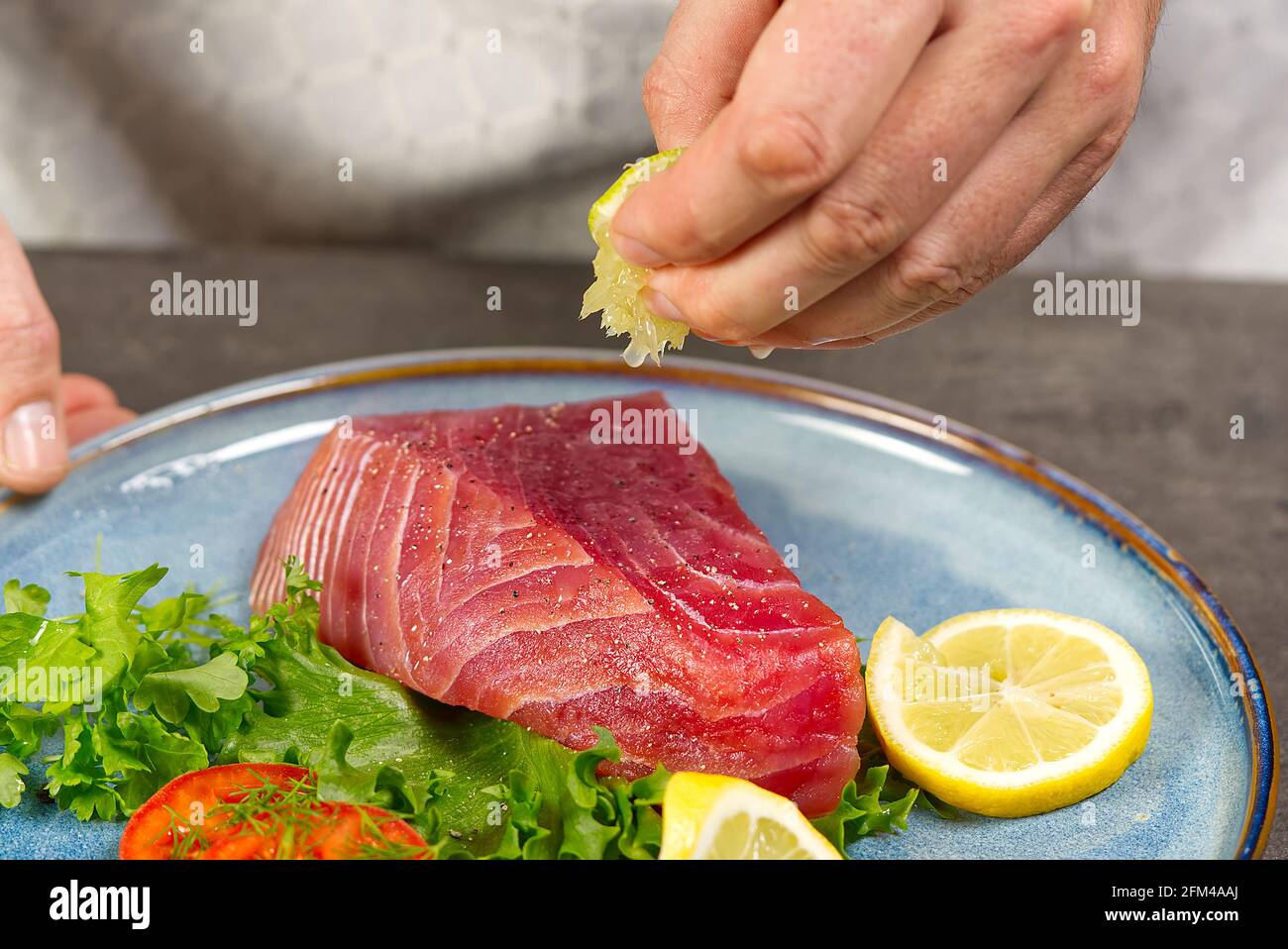 Cocina filete de atún en la cocina casera. Concepto de receta de cocina en  línea, cocina de pescado en casa Fotografía de stock - Alamy