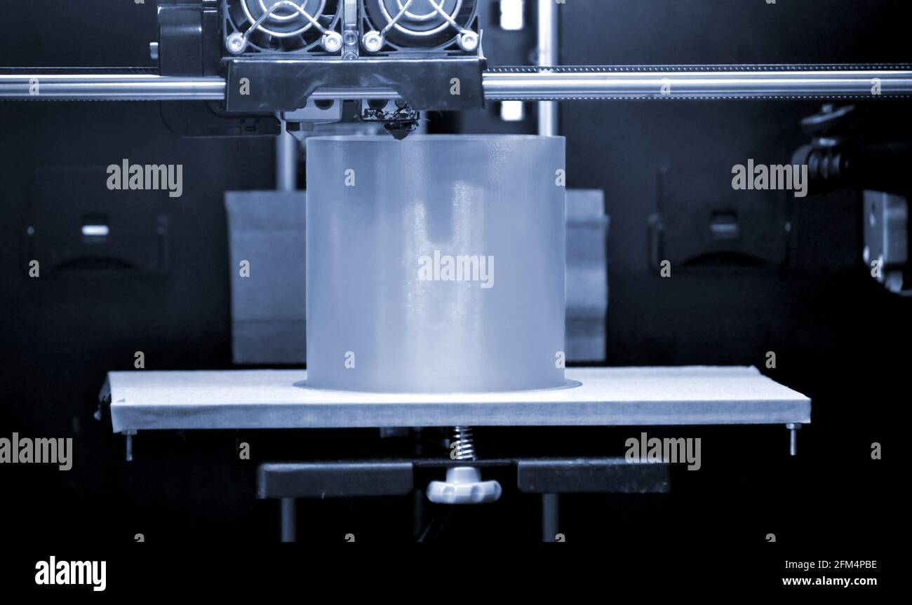 La impresora 3D imprime el primer plano en forma de plástico fundido gris  azul Fotografía de stock - Alamy