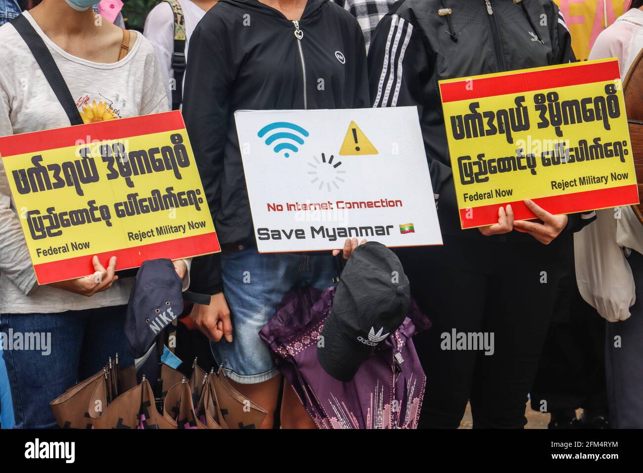 Los manifestantes antimilitares del golpe de estado sostienen pancartas que leen  'No hay conexión a Internet' durante la protesta. Una multitud masiva tomó  las calles de Nankham para protestar contra el golpe