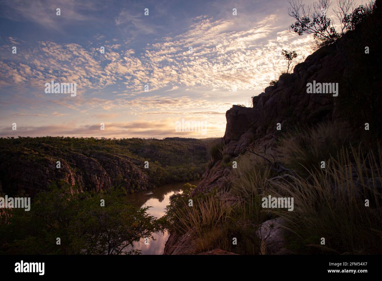 Amanecer con una espectacular luz sobre el paisaje del desfiladero de Katherine y el río en el Parque Nacional de Nitmiluk, Territorio del Norte, Australia Foto de stock