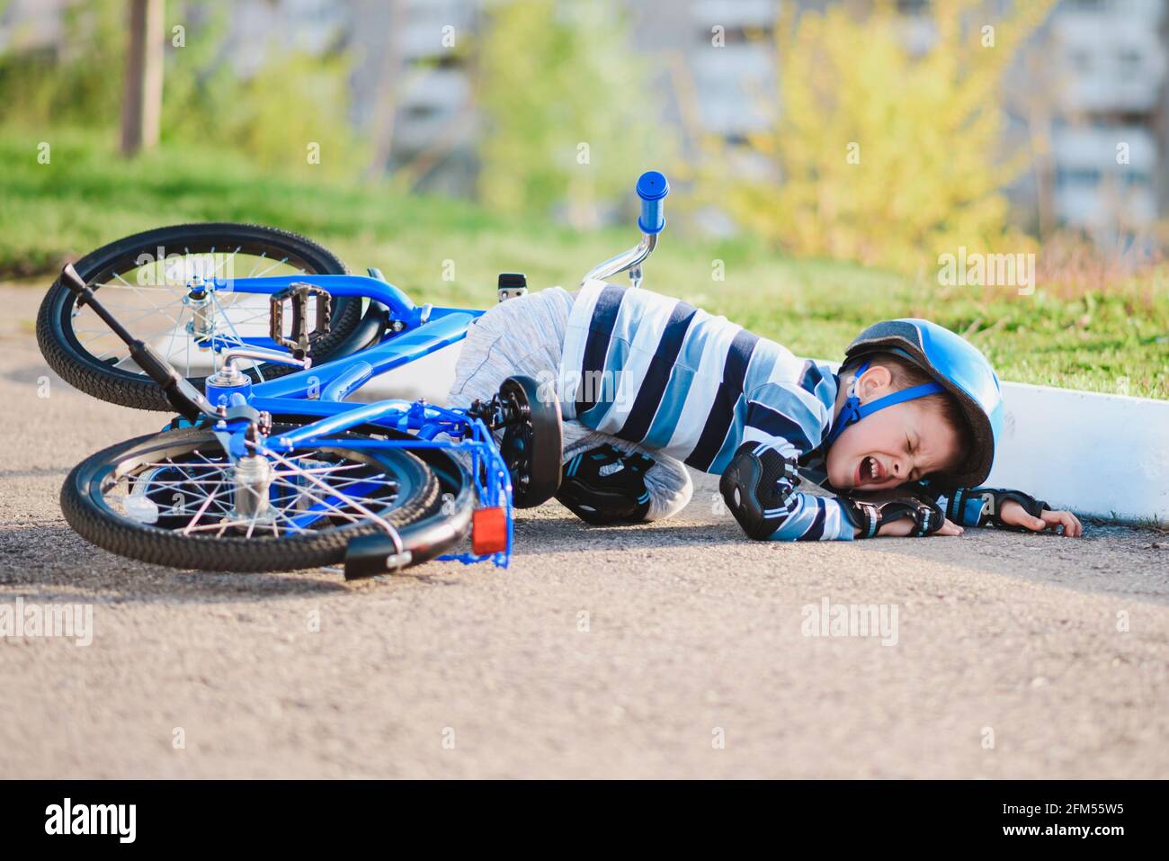 Jovem Caindo De Bicicleta Ao Fundo Foto de Stock - Imagem de emocional,  caucasiano: 161385594