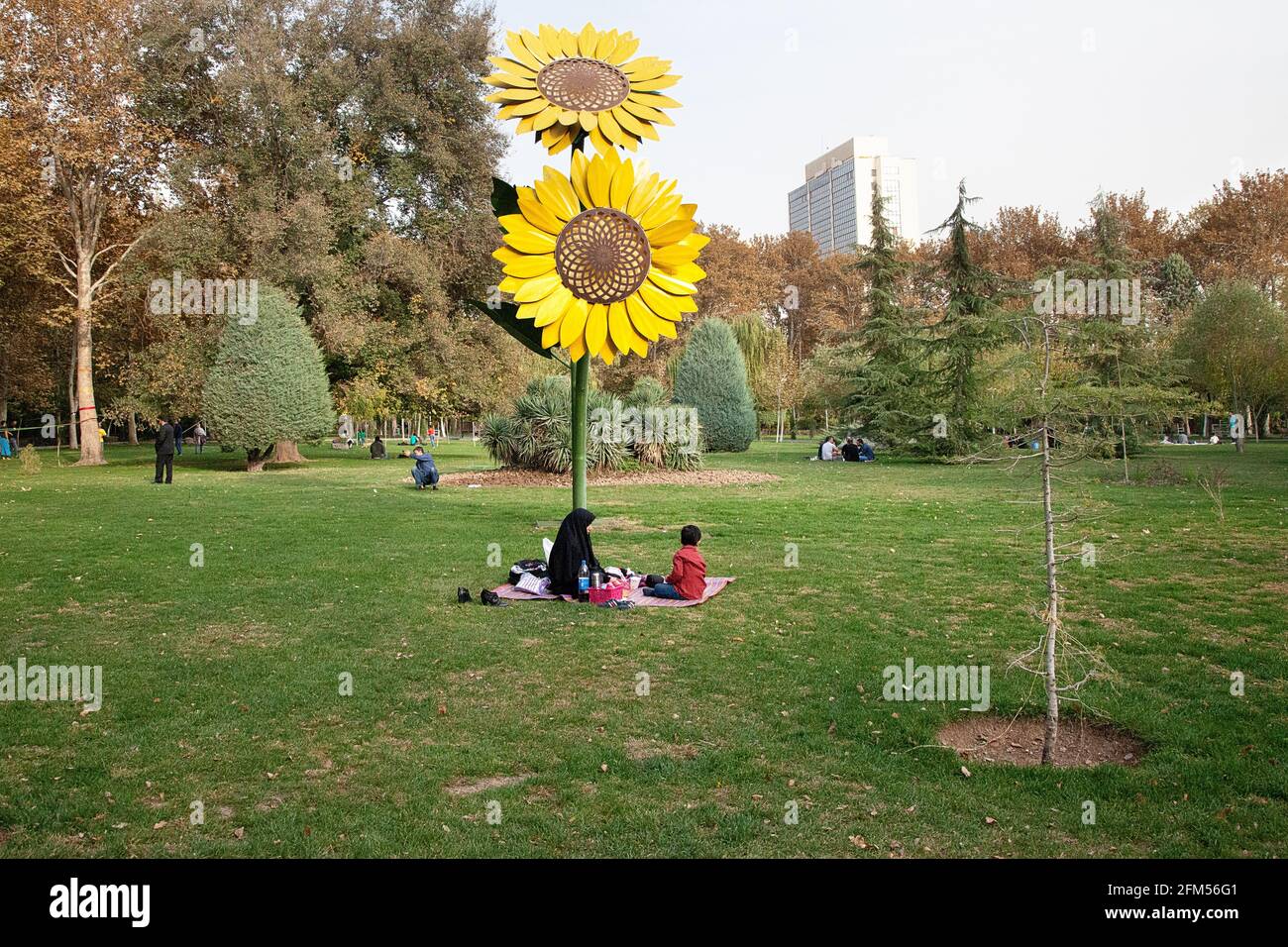 Iranische Familien machen ein Picknick im Laleh Park en Teherán Foto de stock
