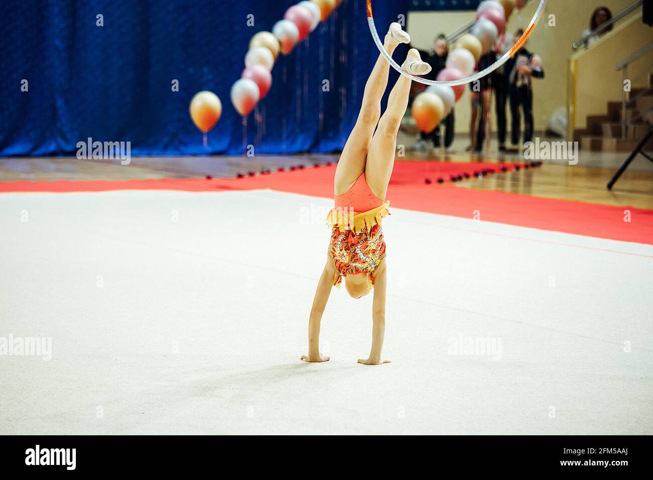 Equipo de gimnasia rítmica de 11-12 años de edad las niñas posando con aros  en pabellón de deportes Fotografía de stock - Alamy