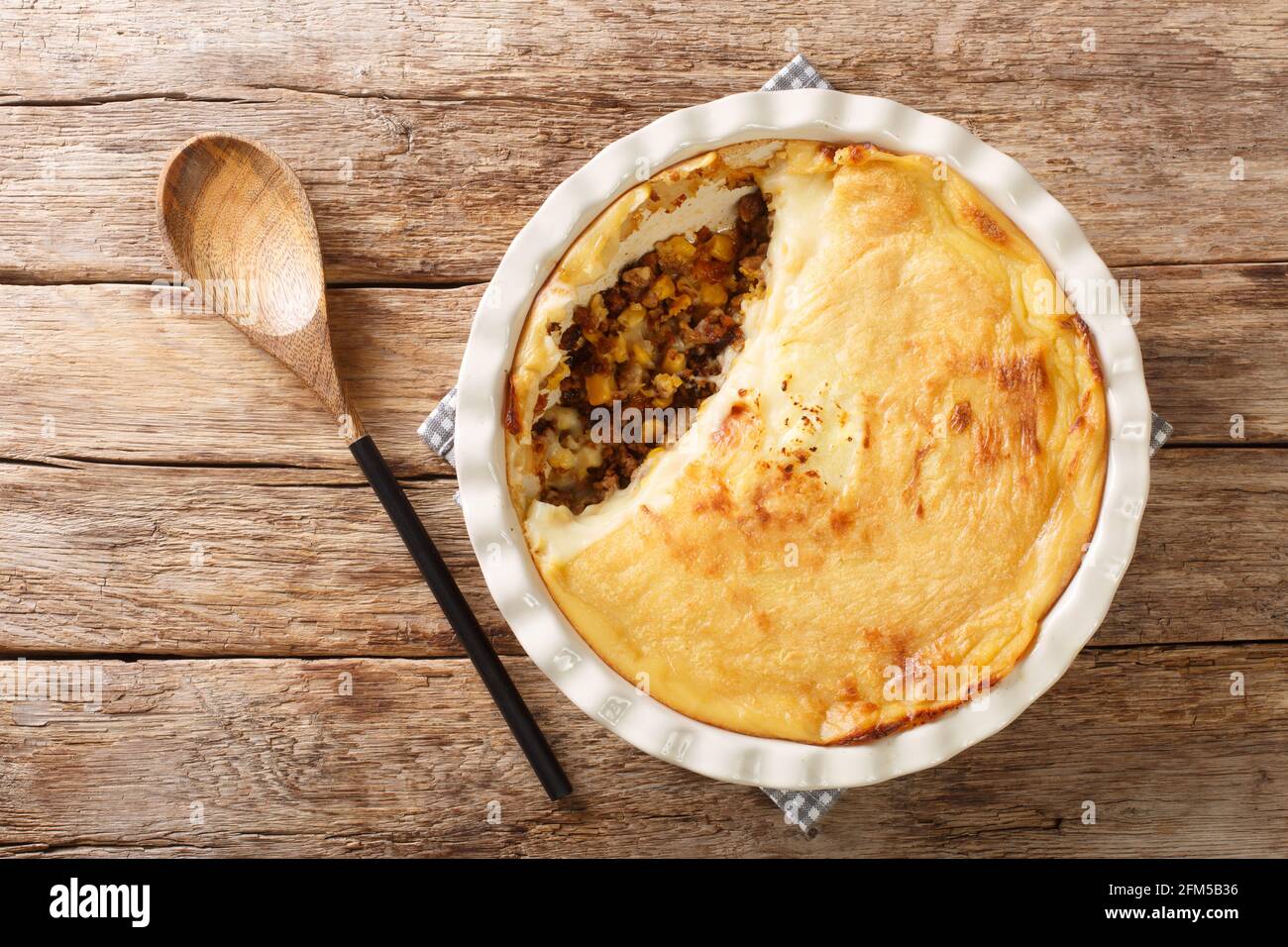 Pastel de chino canadiense con carne molida, maíz y puré de patatas de  cerca en un plato de hornear en la mesa. Vista superior horizontal desde  arriba Fotografía de stock - Alamy