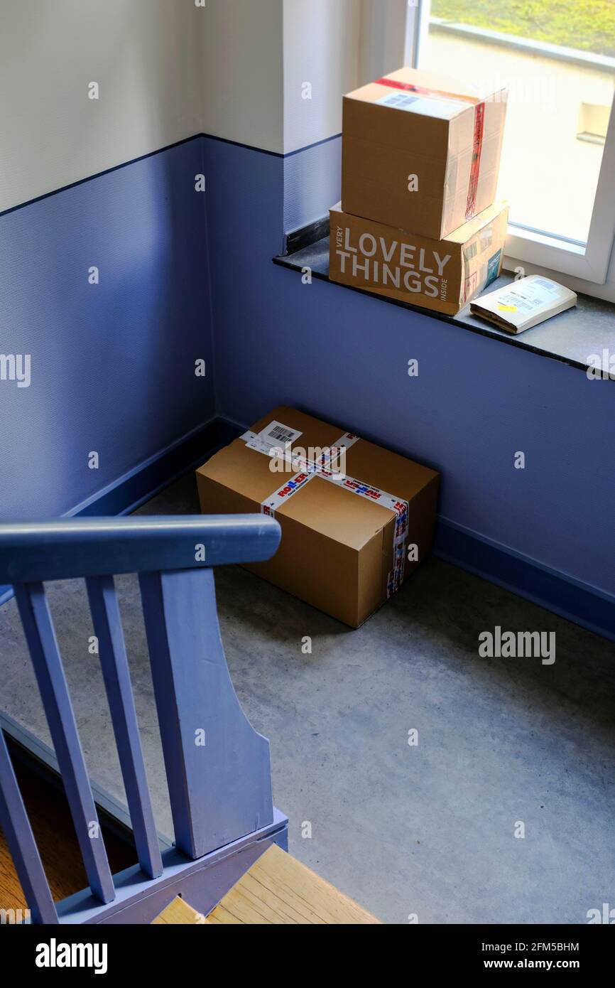 06.05.2021, Essen, Ruhrgebiet, Renania del Norte Westfalia, Alemania - Pakete fuer die Nachbarn im Treppenhaus eines Wohnhauses en Essen Foto de stock