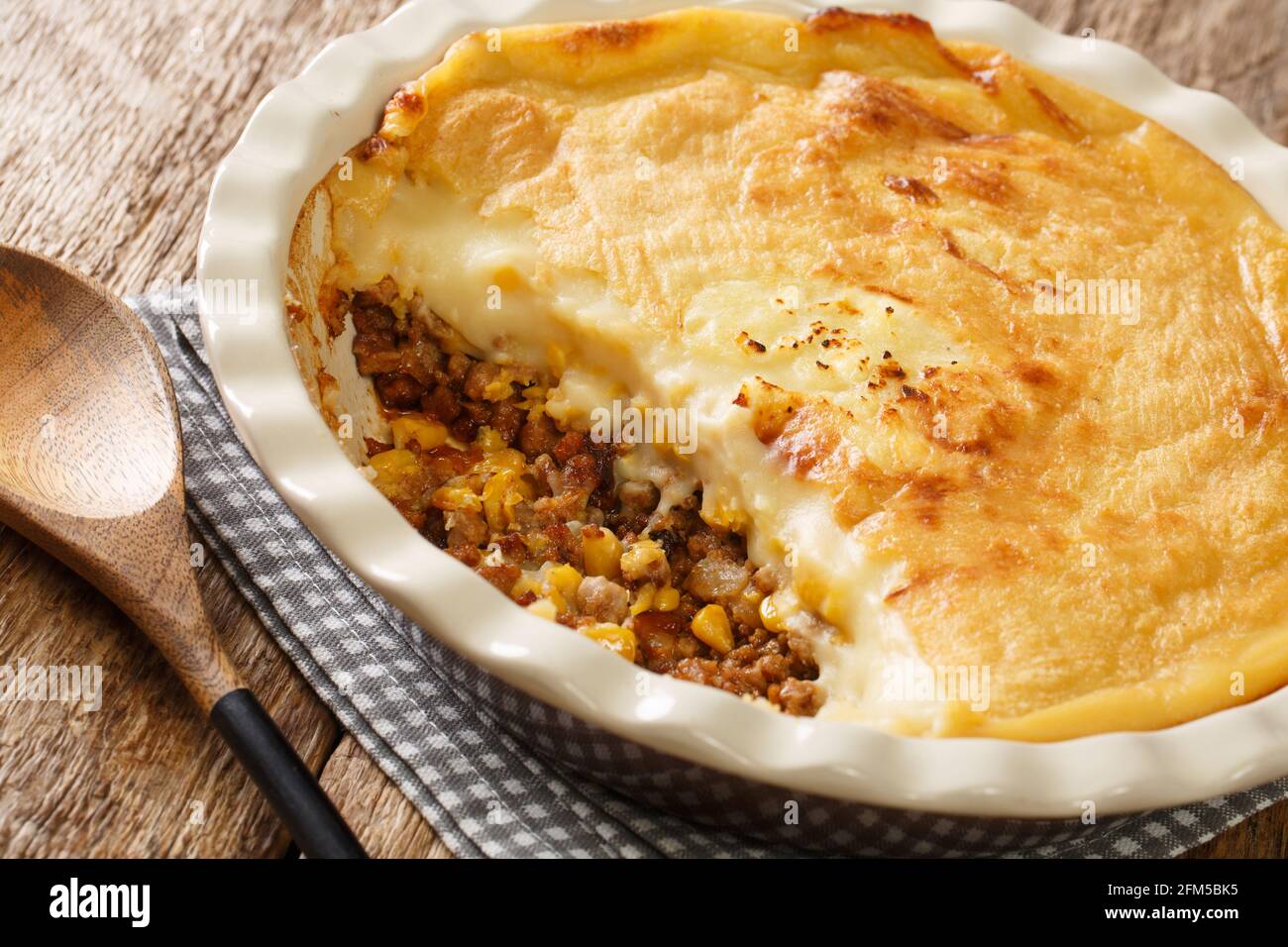 Pastel de chino canadiense con carne molida, maíz y puré de patatas de  cerca en un plato de hornear en la mesa. Horizontal Fotografía de stock -  Alamy