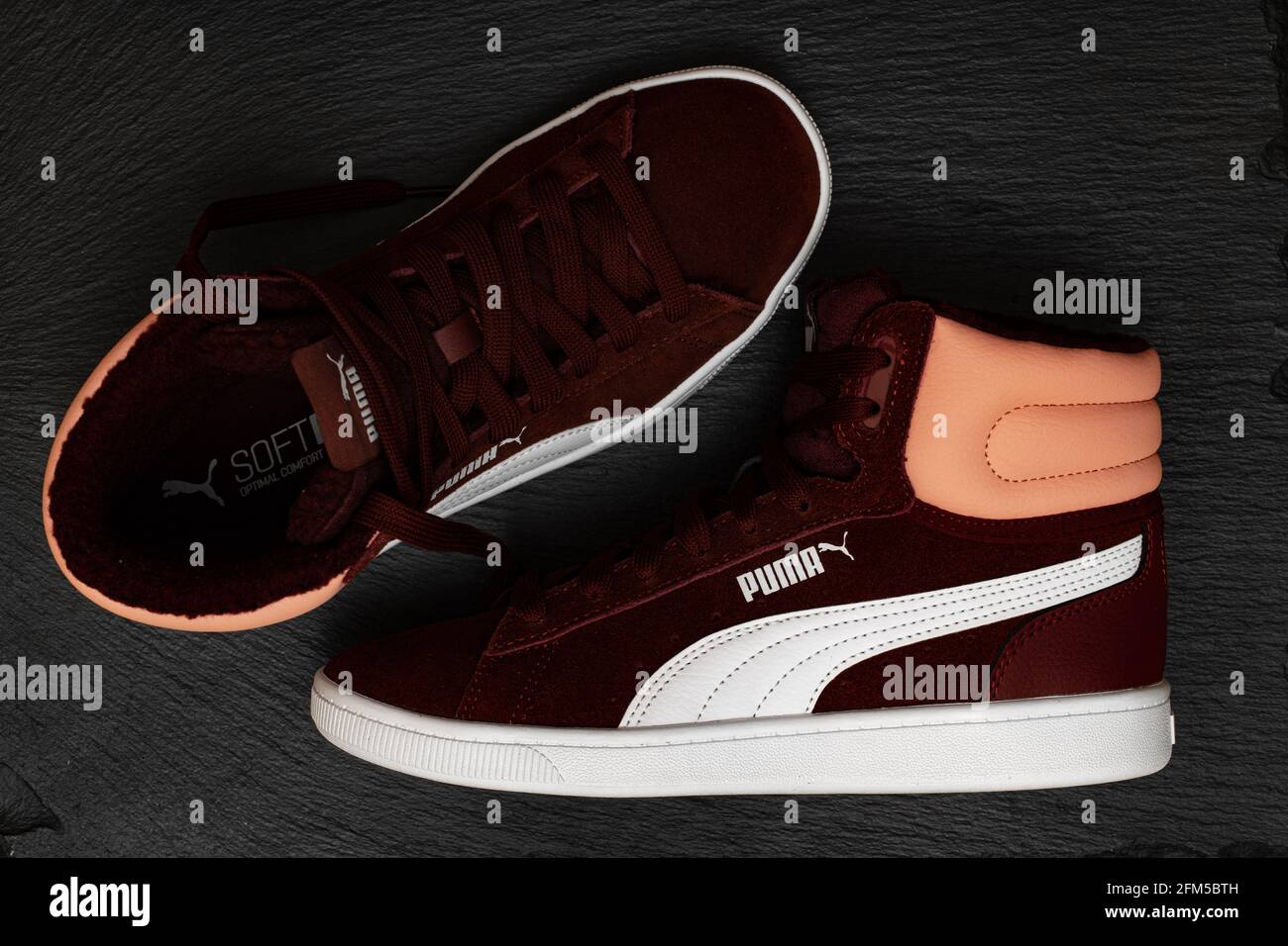 Herzogenaurach, Alemania - 5 de mayo de 2021: Vineyard Wine Puma vikky v2 Mid  Fur Jr sneakers Fotografía de stock - Alamy