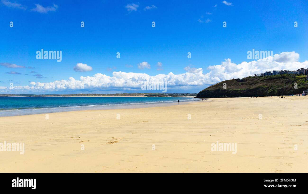 Carbis Bay cerca de St Ives en Cornwall, Inglaterra, Reino Unido, el hotel Carbis Bay ovelrooking la playa es el lugar elegido para la cumbre de G7 en junio de 2021 Foto de stock