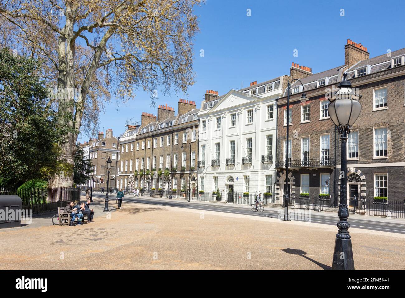 Casas georgianas y jardín, Bedford Square, Bloomsbury, Londres Borough of Camden, Gran Londres, Inglaterra, Reino Unido Foto de stock