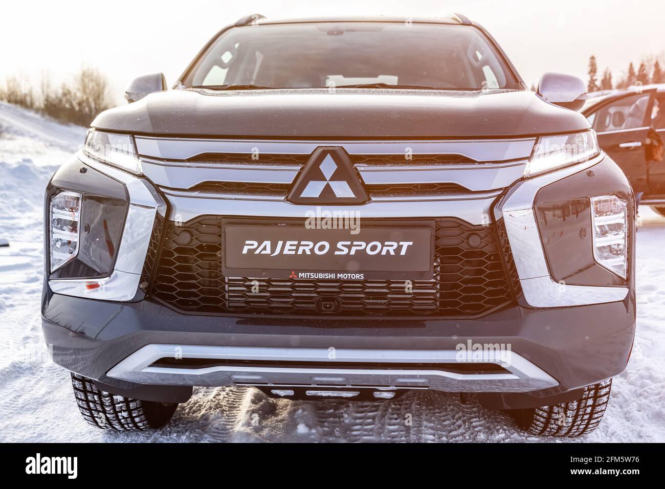 Moscú, Rusia - 17 de febrero de 2021: Nuevo Mitsubishi Pajero Sport.  Detalles. Primer plano de los