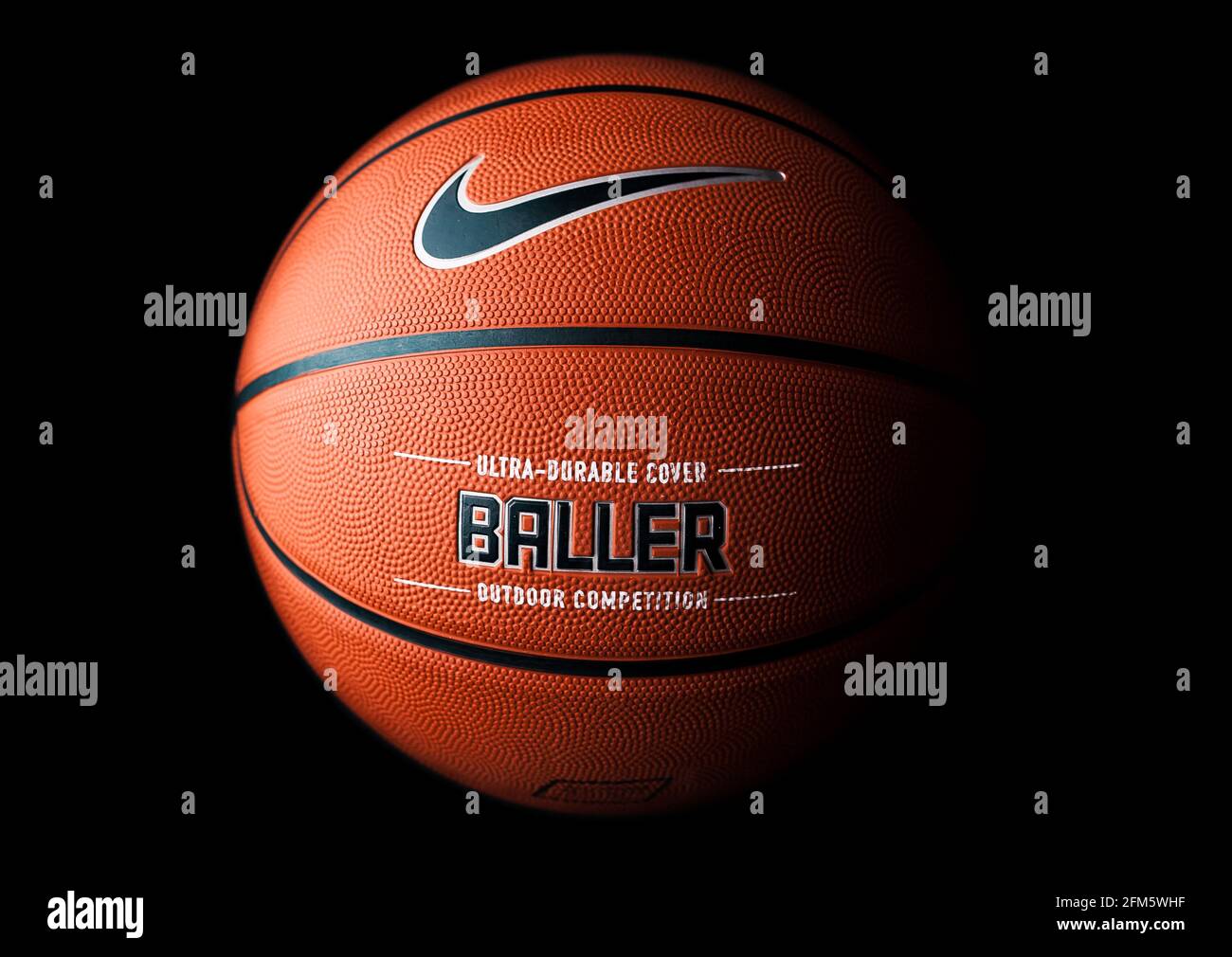 Marca Nike, balón de baloncesto Nike Baller. Bola exterior de caucho  naranja, cubierta ultrarresistente, primeros planos sobre fondo negro  Fotografía de stock - Alamy