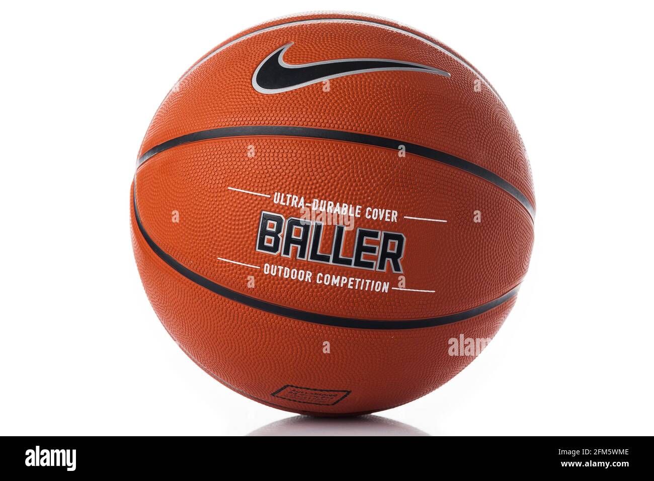 Marca Nike, balón de baloncesto Nike Baller. Bola exterior de caucho  naranja, cubierta ultrarresistente, primeros planos sobre fondo negro  Fotografía de stock - Alamy