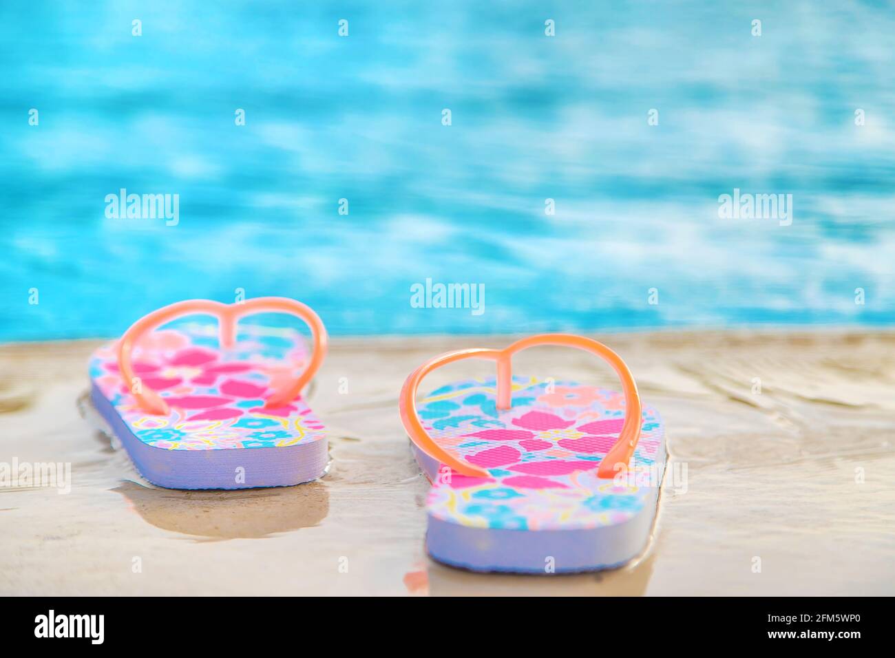 Zapatillas para mujer cerca de la piscina. Enfoque selectivo. Mar  Fotografía de stock - Alamy
