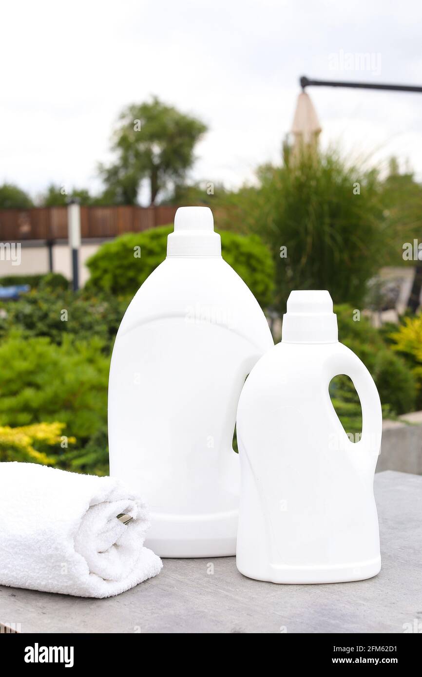 Botella de suavizante Botella de plástico con detergente líquido para ropa,  agente de limpieza, lejía o suavizante Fotografía de stock - Alamy