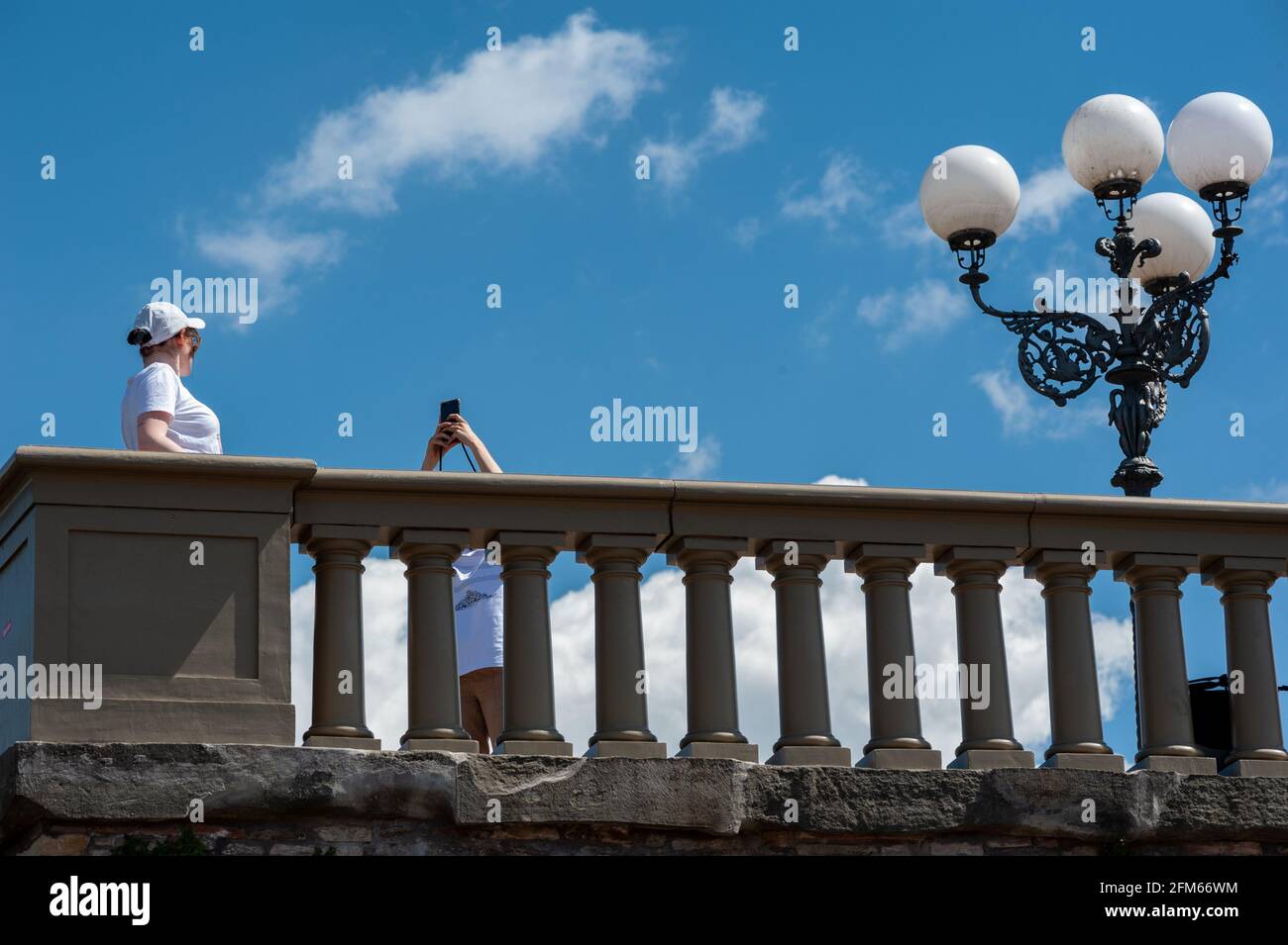 Posando para una foto, en la terraza panorámica de Piazzale Michelangelo. Cielo azul en el fondo. Foto de stock
