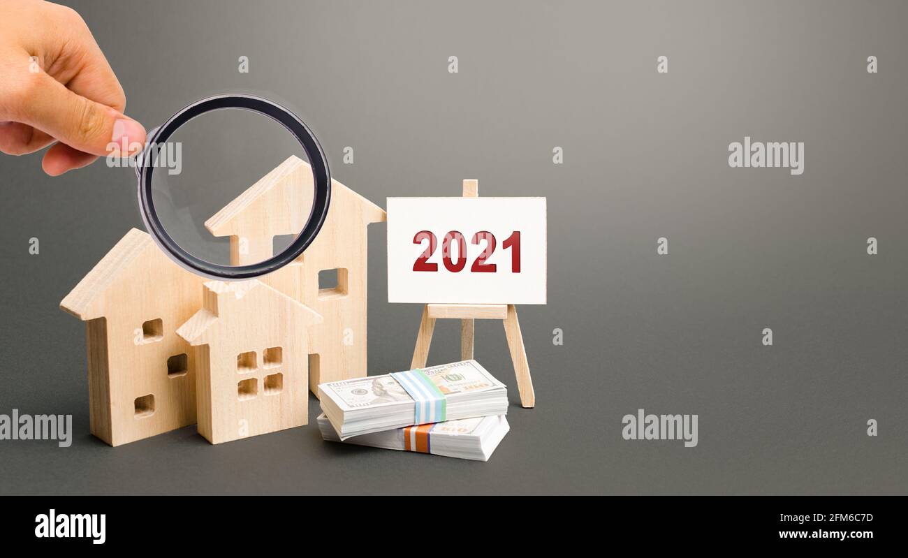 Inscripción 2021 y casas en miniatura. Concepto de bienes raíces. Planificación del presupuesto familiar. Inversiones, planes, ahorros. Tasas hipotecarias e hipotecarias. Previsión Foto de stock