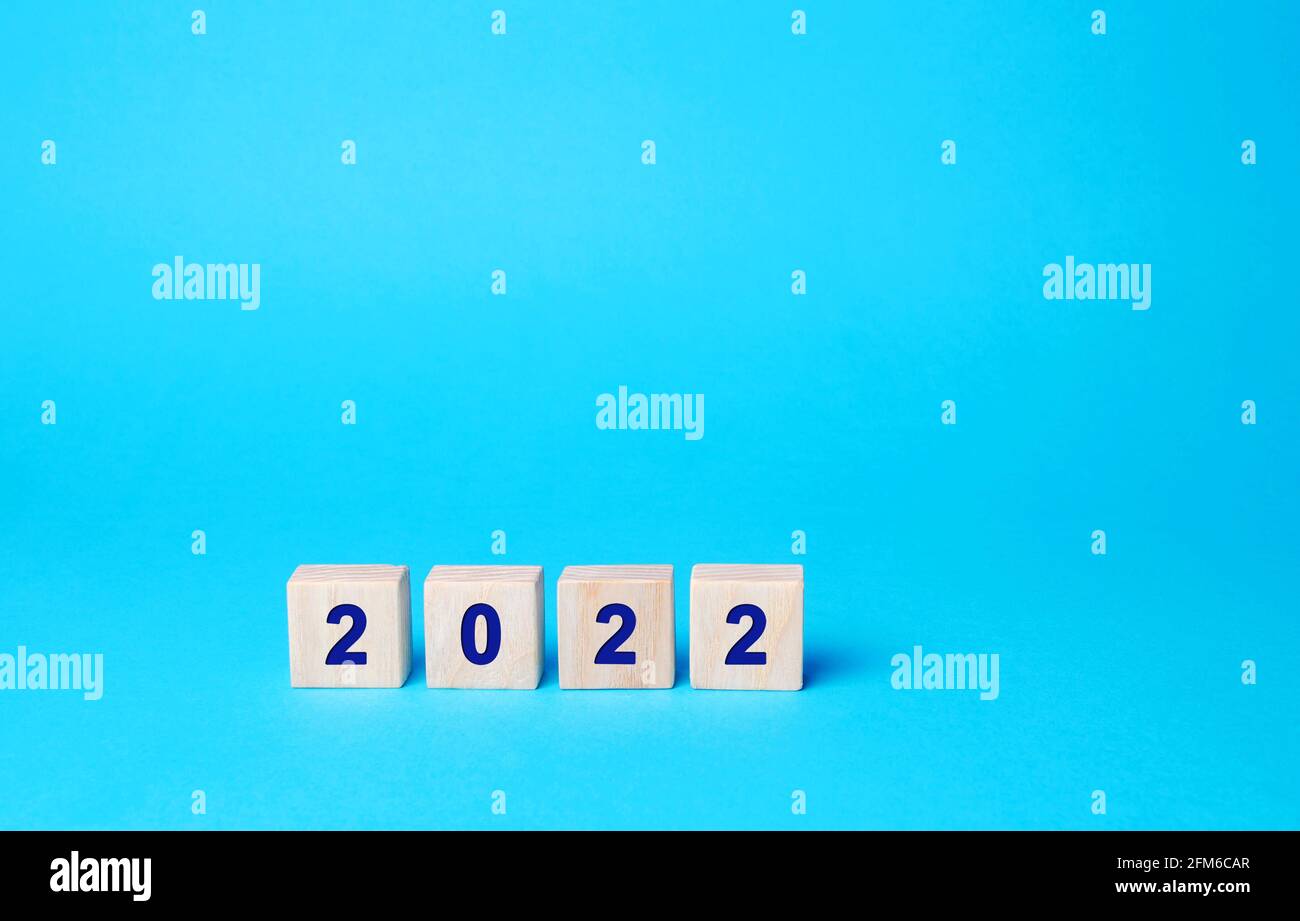 Bloques de madera con la inscripción 2022. Establecer metas y objetivos para el nuevo año. Concepto de planificación, gestión empresarial y estrategia. Tendencias y. Foto de stock