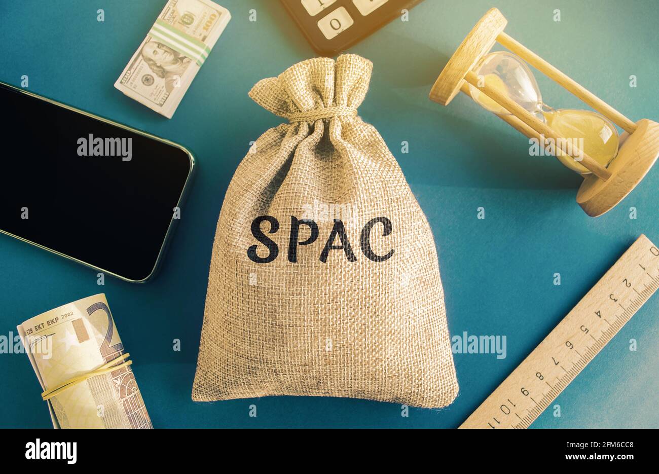 Bolsa de dinero con la palabra SPAC - Empresa de adquisición de propósito especial. Lista simplificada de la empresa, fusión pasando por alto la OPI de la bolsa de valores. Evaluación de Foto de stock