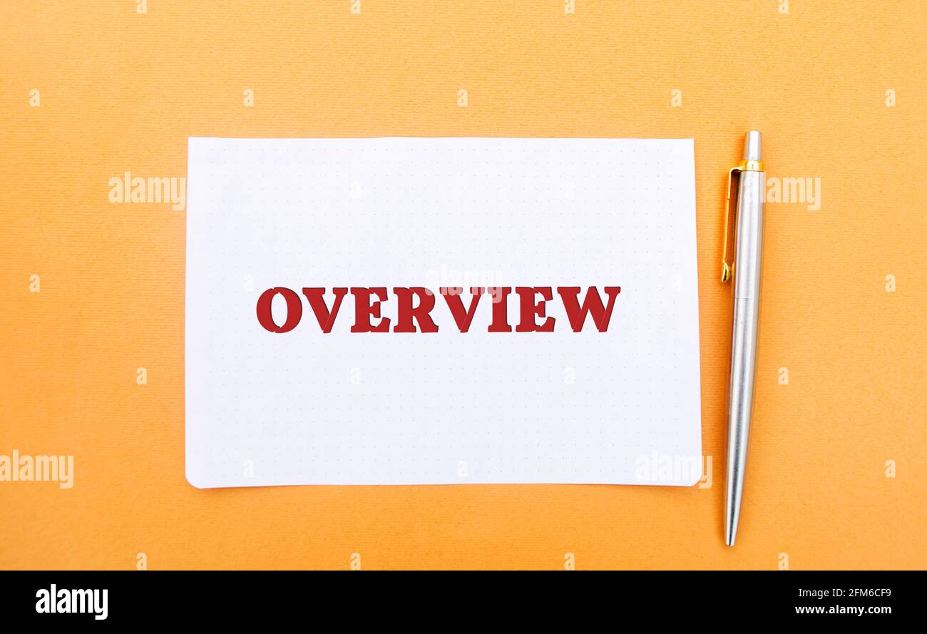 Una nota con la inscripción Descripción general y un bolígrafo. Revisión, idea general. Descripción general del plan de negocio. Concepto de negocio. Presentación, informe Foto de stock