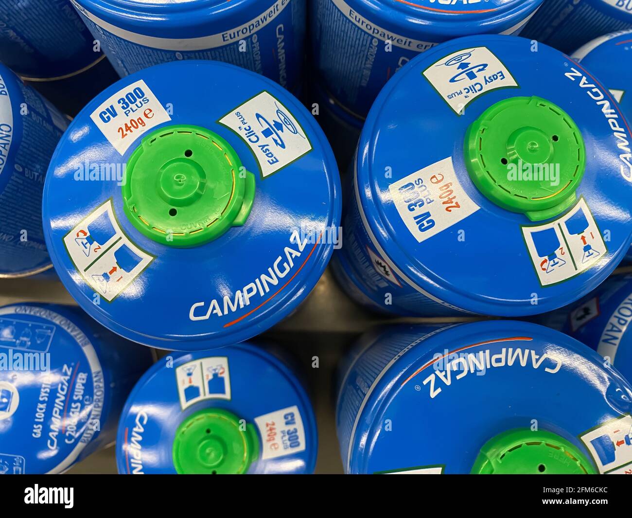 Viersen, Alemania - mayo de 6. 2021: Cierre de las botellas de gas propano  de butano campingaz de camping azul en la estantería del supermercado  alemán Fotografía de stock - Alamy