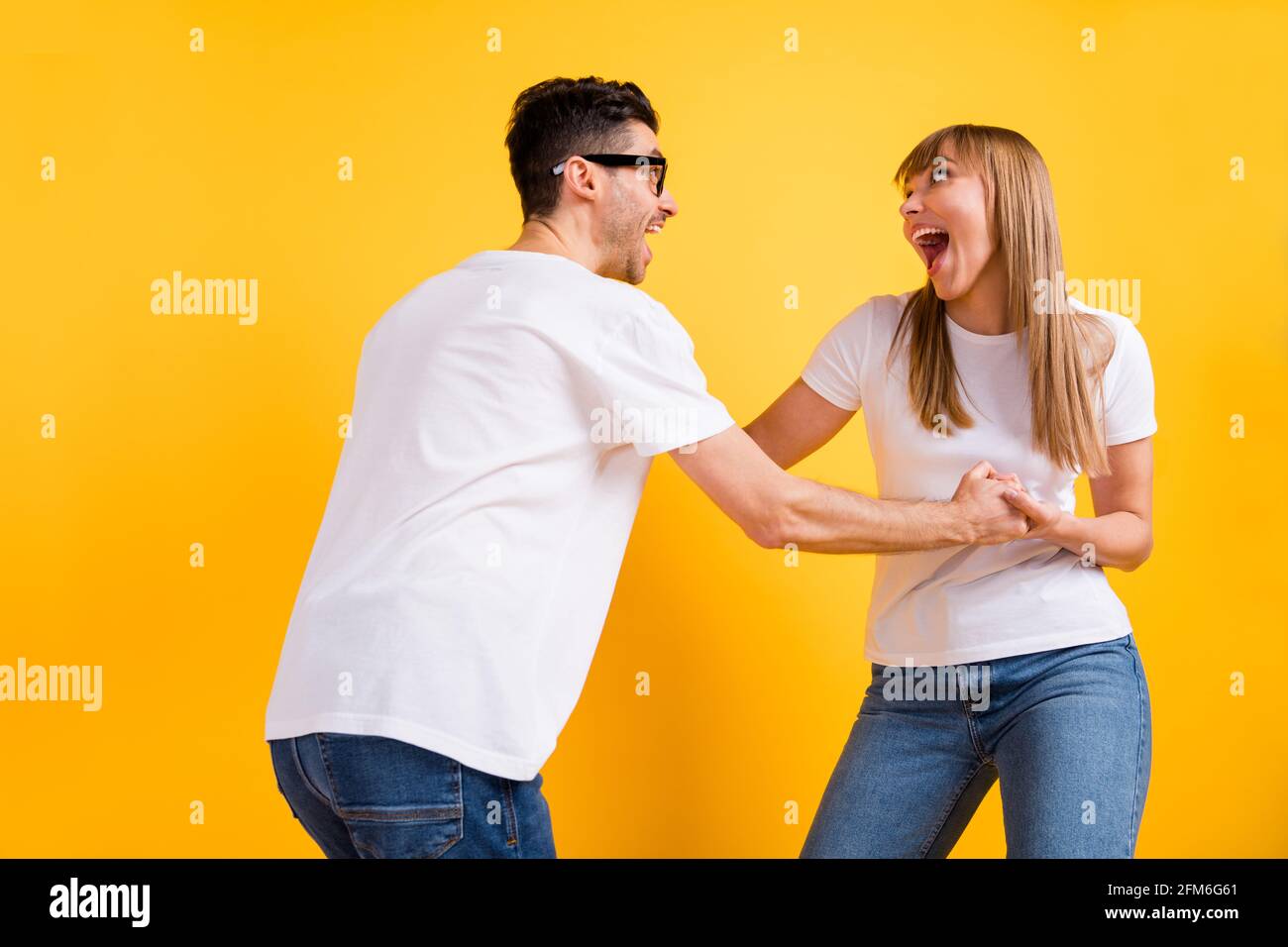 Foto de adorables dulces dos personas vestidas con gafas blancas de la  camiseta baile con las manos brazos aislados de color amarillo de fondo  Fotografía de stock - Alamy
