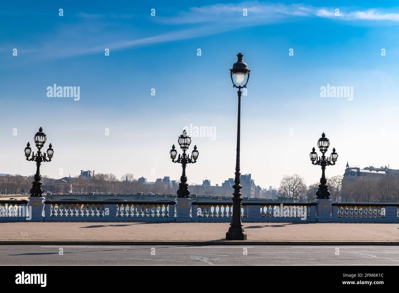 París, el puente Alexandre III sobre el Sena, con la Torre Eiffel en el fondo Foto de stock