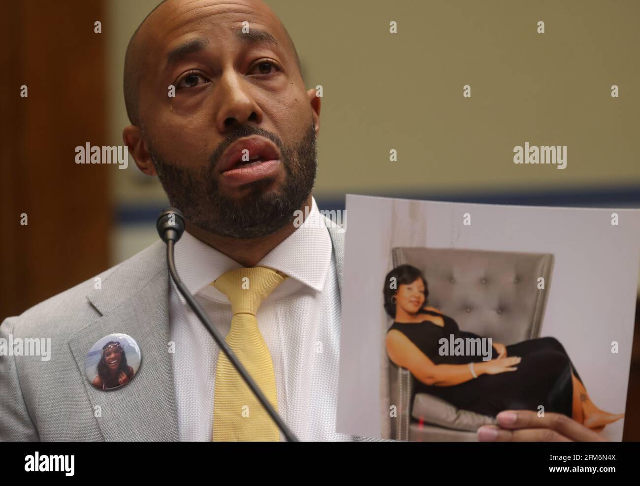Charles Johnson, esposo de Kira Johnson y fundador de 4Kira4Moms, arroja una lágrima mientras testifica sobre la pérdida de su esposa durante una cesárea de rutina y habla sobre otras mujeres perdidas durante el parto durante una audiencia híbrida del Comité de Supervisión y Reforma de la Casa titulada, 'Birthing When Black: Examinando la crisis de la salud materna negra de Estados Unidos' en Capitol Hill en Washington, EE.UU., 6 de mayo de 2021. REUTERS/Leah Milis Foto de stock