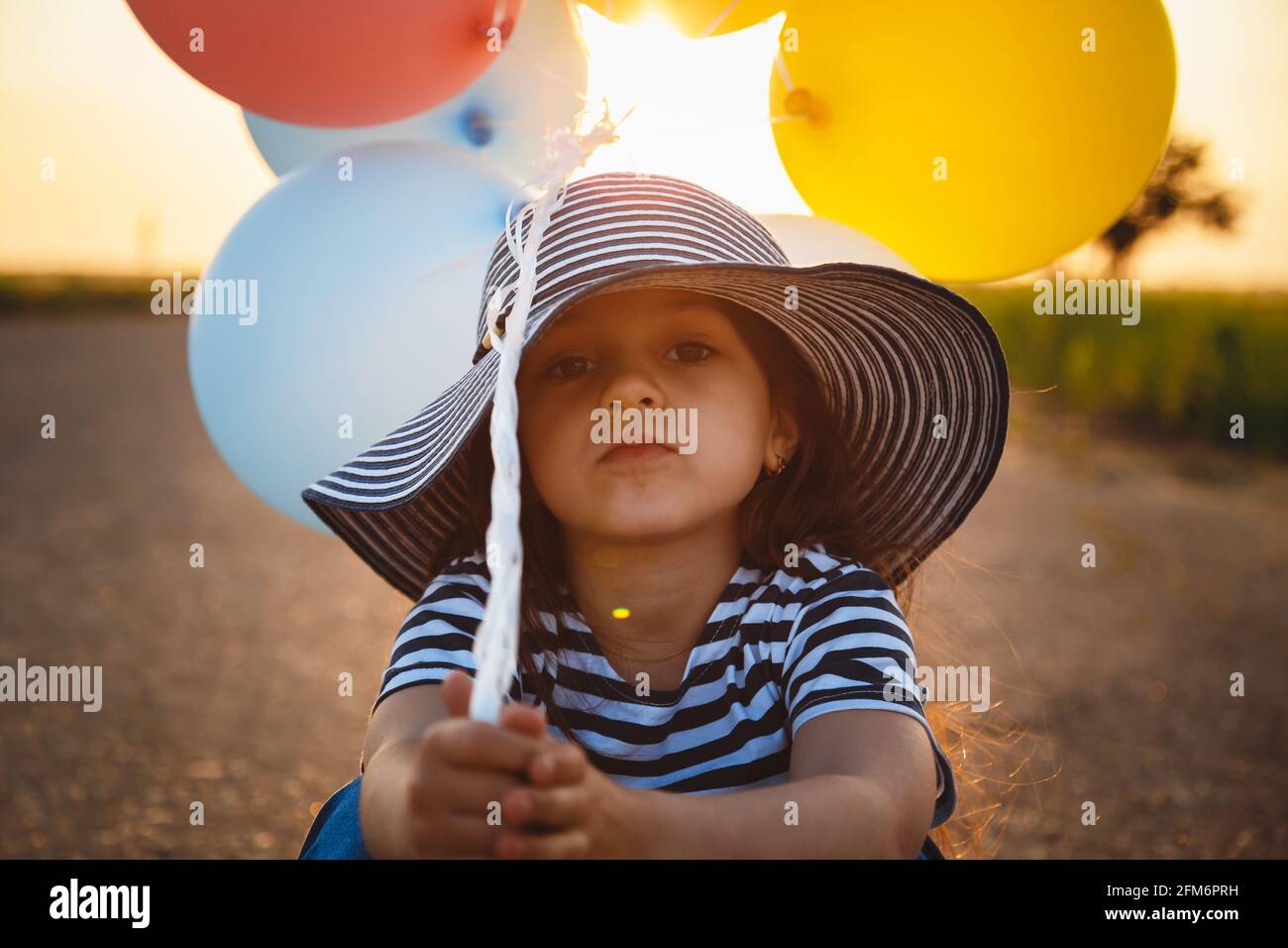 Pequeños globos fotografías e imágenes de alta resolución - Alamy