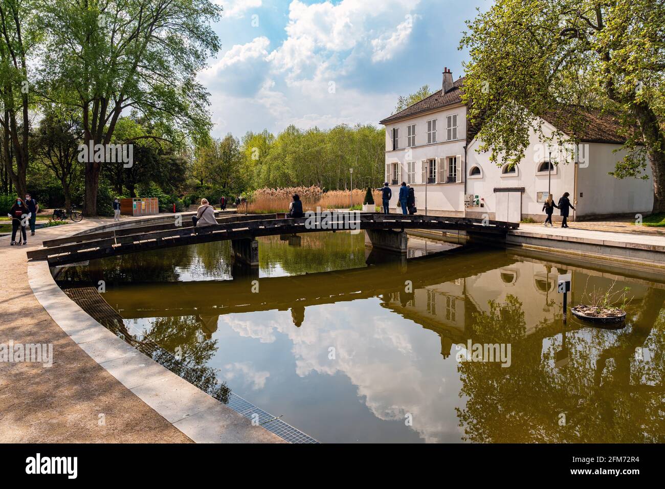 Lago y puente japonés en el Parc de Bercy. Foto de stock