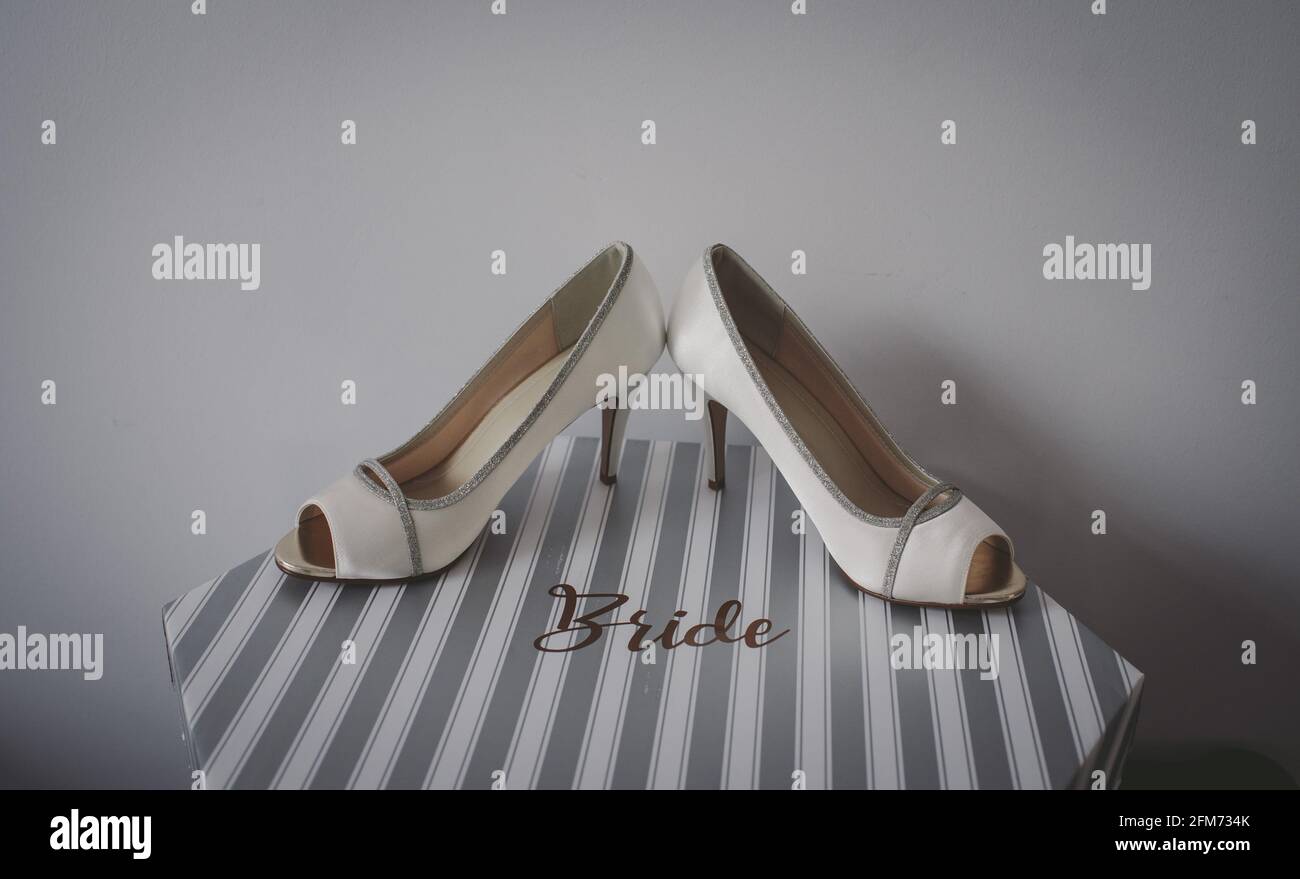 Zapatos Plateados Fotos e Imágenes de stock - Alamy