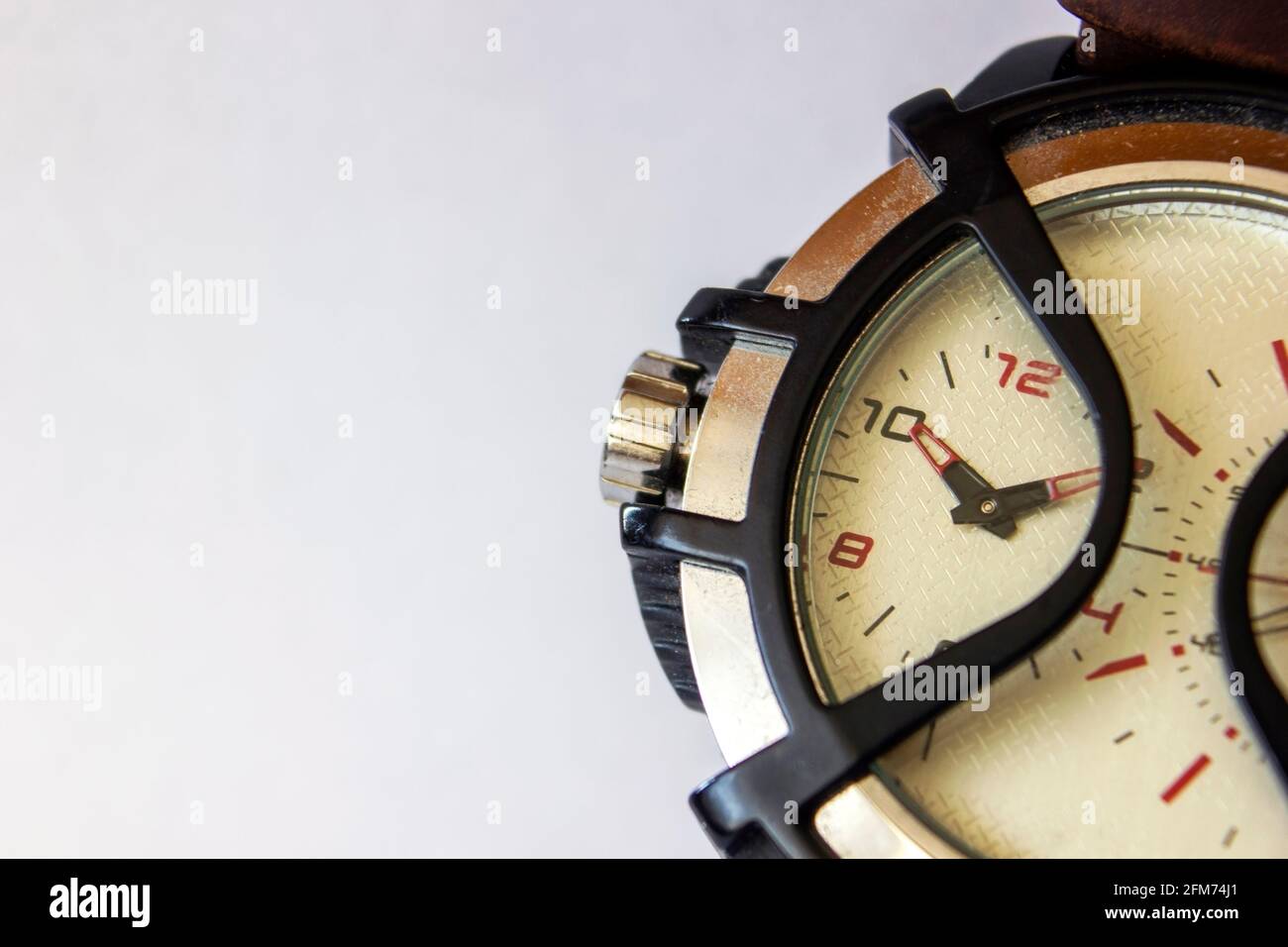 Macro foto del reloj de pulsera con protector, marque a la izquierda para  ajustar la hora cambiando la aguja. Diseño de borde plateado de reloj  redondo aislado en whi Fotografía de stock -