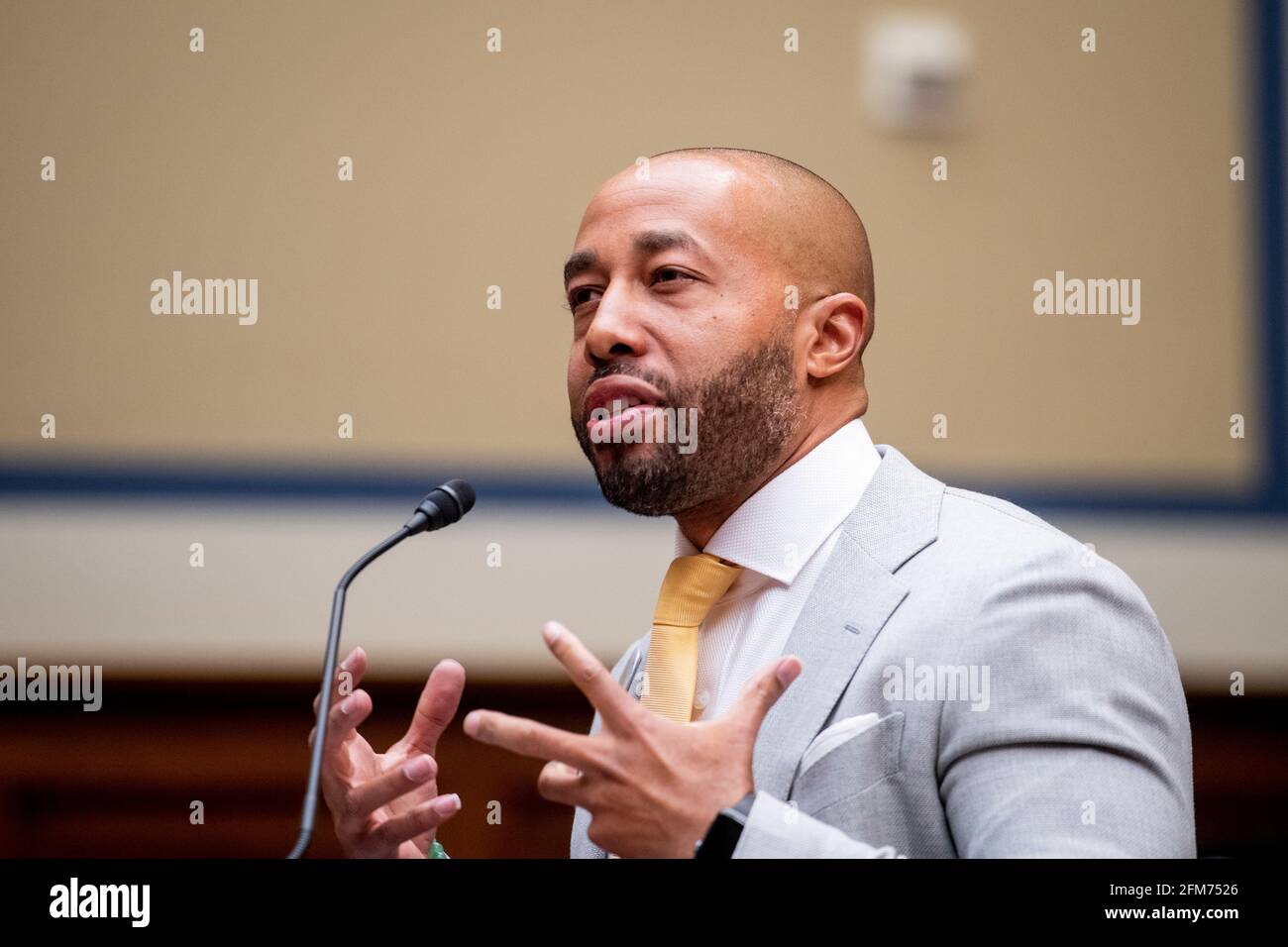 Washington, Estados Unidos de América. 06th de mayo de 2021. Charles Johnson, esposo del difunto Kira Johnson y fundador de 4Kira4Moms, testifica sobre perder a su esposa durante una rutina c-sección, como él aparece para un Comité de la Cámara de Supervisión y Reforma que oye “birthing while Black: Examinando las Américas Crisis de Salud Materna Negra” en el Edificio de la Oficina de Rayburn House en Washington, DC, jueves, 6 de mayo de 2021. Crédito: Rod Lamkey/CNP | uso en todo el mundo Crédito: dpa/Alamy Live News Foto de stock
