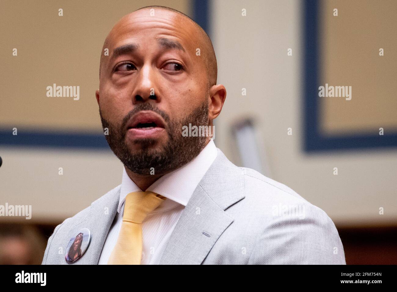 Washington, Estados Unidos de América. 06th de mayo de 2021. Charles Johnson, esposo del difunto Kira Johnson y fundador de 4Kira4Moms, testifica sobre perder a su esposa durante una rutina c-sección, como él aparece para un Comité de la Cámara de Supervisión y Reforma que oye “birthing while Black: Examinando las Américas Crisis de Salud Materna Negra” en el Edificio de la Oficina de Rayburn House en Washington, DC, jueves, 6 de mayo de 2021. Crédito: Rod Lamkey/CNP | uso en todo el mundo Crédito: dpa/Alamy Live News Foto de stock