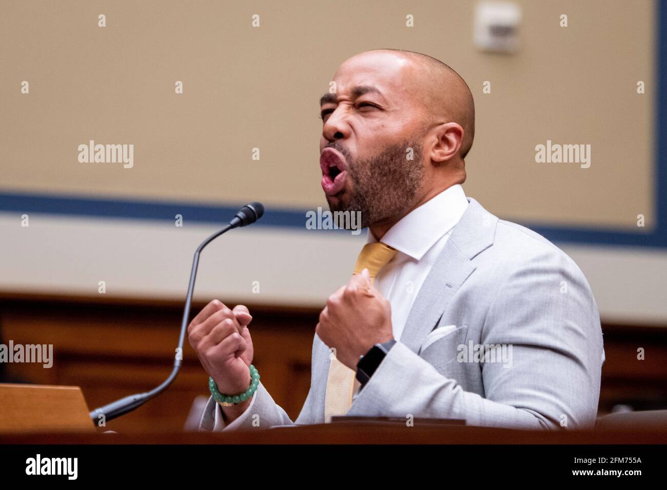 Washington, Estados Unidos de América. 06th de mayo de 2021. Charles Johnson, esposo del difunto Kira Johnson y fundador de 4Kira4Moms, testifica sobre perder a su esposa durante una rutina c-sección, como él aparece para un Comité de la Cámara de Supervisión y Reforma que oye “birthing while Black: Examinando las Américas Crisis de Salud Materna Negra” en el Edificio de la Oficina de Rayburn House en Washington, DC, jueves, 6 de mayo de 2021. Crédito: Rod Lamkey/CNP | uso en todo el mundo Crédito: dpa/Alamy Live News Foto de stock