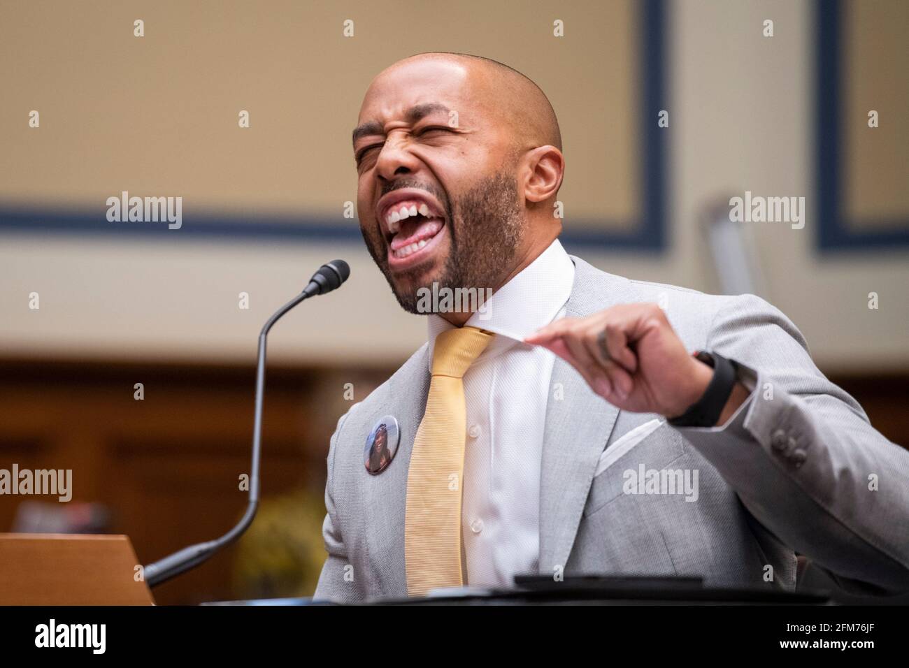Charles Johnson, esposo del difunto Kira Johnson y fundador de 4Kira4Moms, testifica sobre perder a su esposa durante una rutina c-sección, como él aparece para un Comité de la Cámara de Supervisión y Reforma que oye “birthing while Black: Examinando las Américas Crisis de Salud Materna Negra” en el Edificio de la Oficina de Rayburn House en Washington, DC, jueves, 6 de mayo de 2021. Crédito: Rod Lamkey/CNP /MediaPunch Foto de stock
