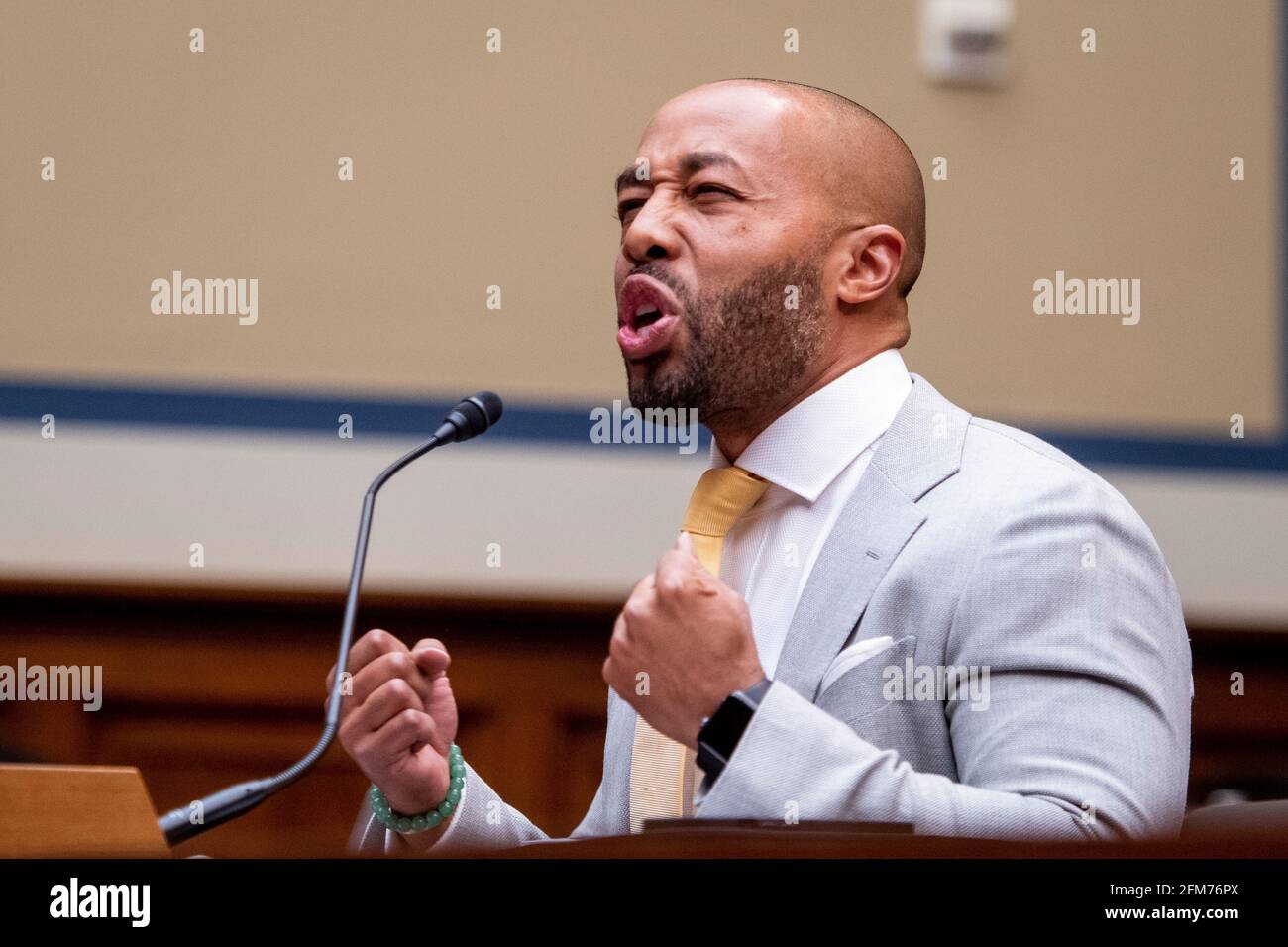 Charles Johnson, esposo del difunto Kira Johnson y fundador de 4Kira4Moms, testifica sobre perder a su esposa durante una rutina c-sección, como él aparece para un Comité de la Cámara de Supervisión y Reforma que oye “birthing while Black: Examinando las Américas Crisis de Salud Materna Negra” en el Edificio de la Oficina de Rayburn House en Washington, DC, jueves, 6 de mayo de 2021. Crédito: Rod Lamkey/CNP /MediaPunch Foto de stock