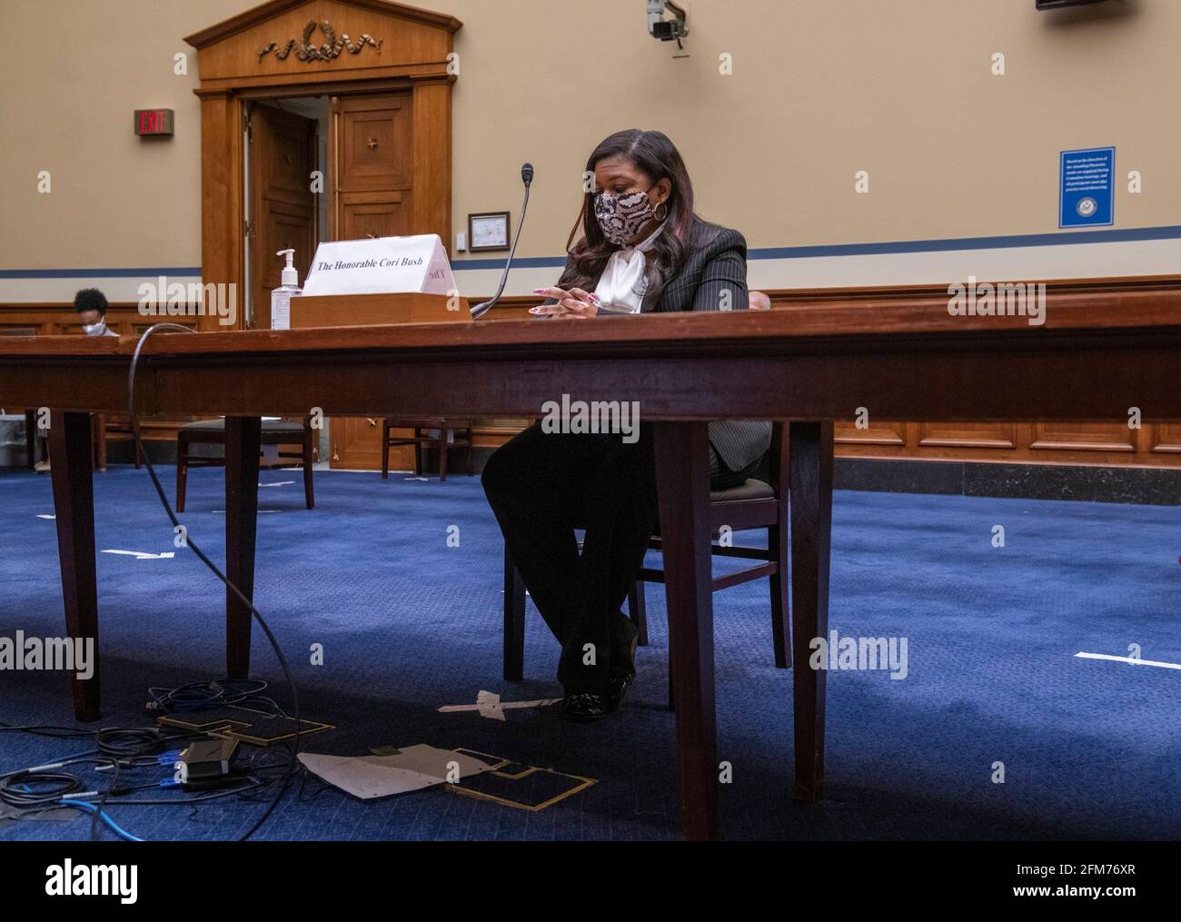 El Representante de los Estados Unidos, Cori Bush (Demócrata de Missouri), comparece ante una audiencia del Comité de Supervisión y Reforma de la Cámara de Representantes “Birthing While Black: Examining Americas Black Maternal Health Crisis” en el edificio de oficinas de Rayburn House en Washington, DC, jueves, 6 de mayo de 2021. Crédito: Rod Lamkey/CNP /MediaPunch Foto de stock