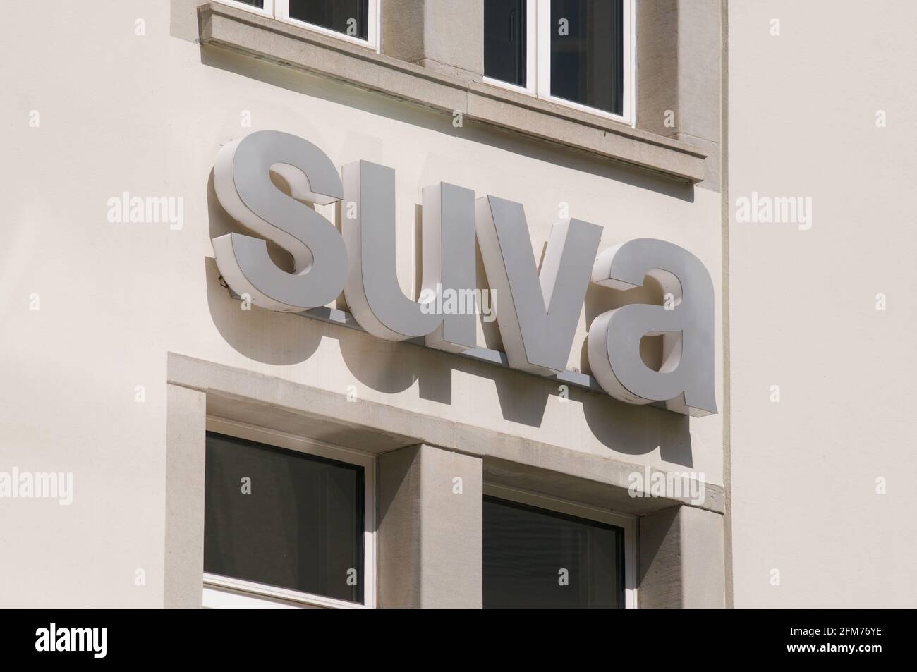 St. Gallen, Suiza - 14th de abril de 2021: Cartel de SUVA que cuelga de un edificio en St. Gallen. Suva es el profesional del Seguro Nacional de Accidentes de Suiza Foto de stock