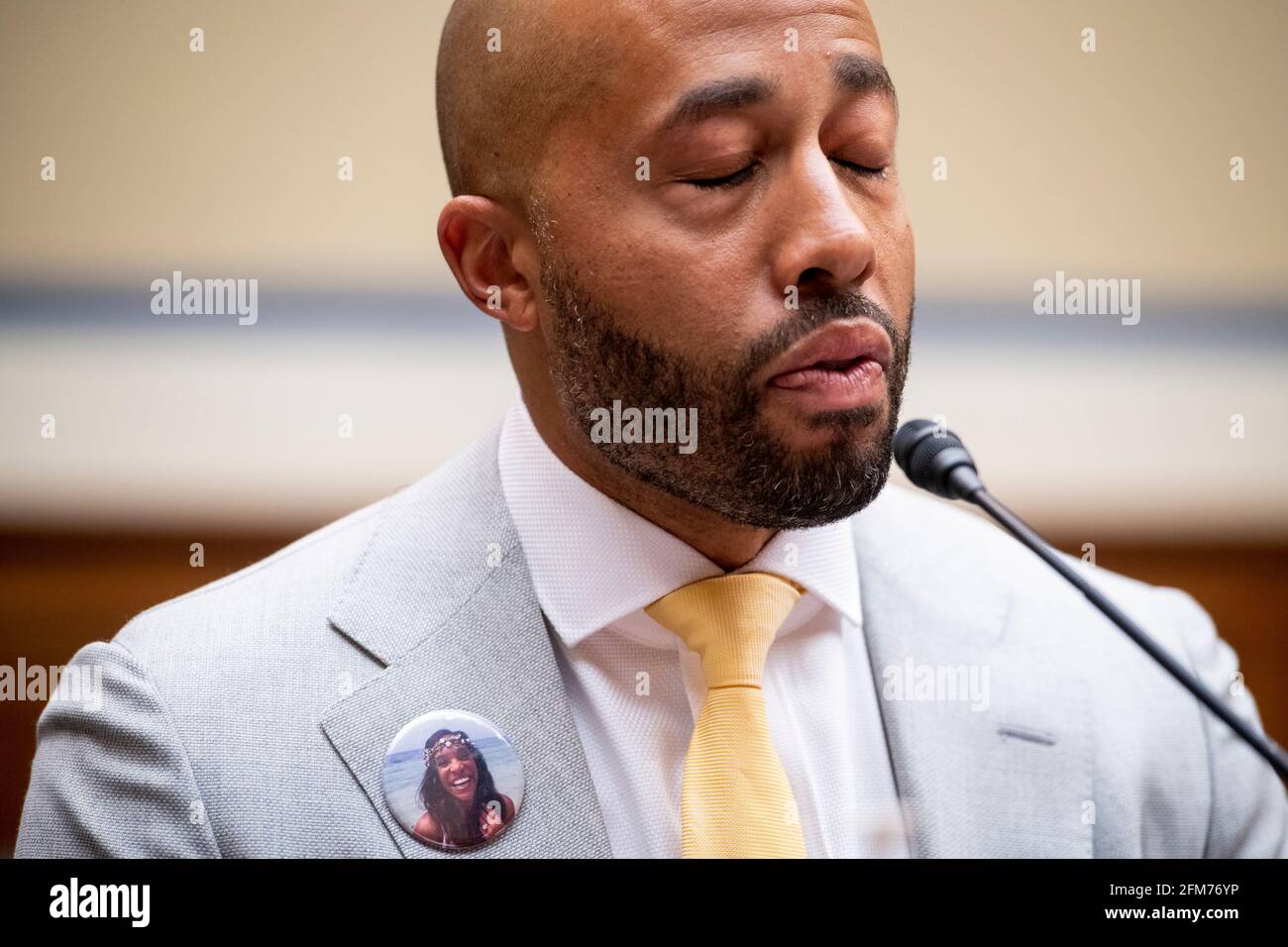 Charles Johnson, esposo del difunto Kira Johnson y fundador de 4Kira4Moms, testifica sobre perder a su esposa durante una rutina c-sección, como él aparece para un Comité de la Cámara de Supervisión y Reforma que oye “birthing while Black: Examinando las Américas Crisis de Salud Materna Negra” en el Edificio de la Oficina de Rayburn House en Washington, DC, jueves, 6 de mayo de 2021. Crédito: Rod Lamkey/CNP /MediaPunch Foto de stock
