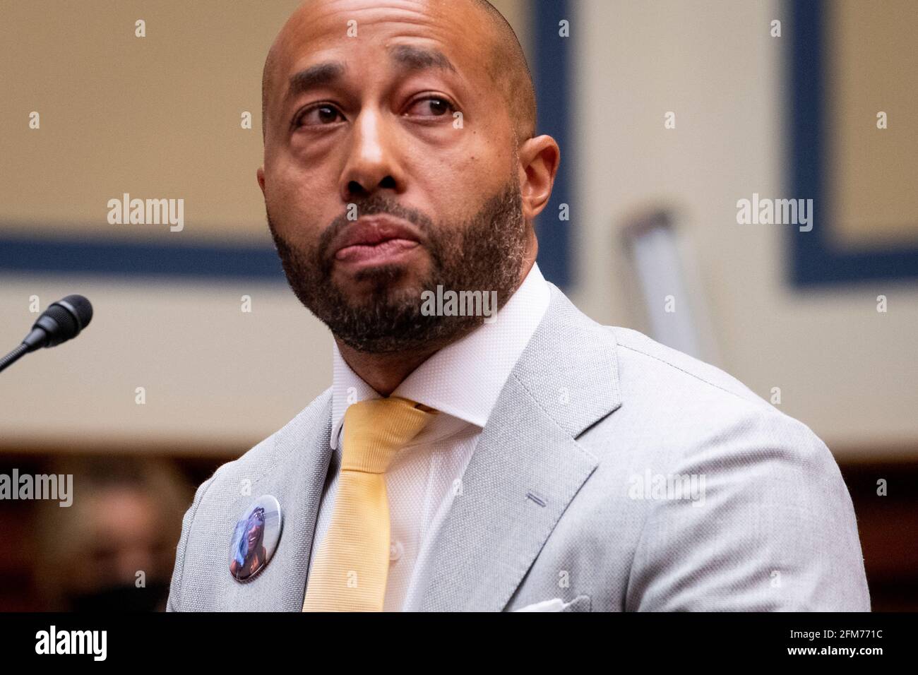 Charles Johnson, esposo del difunto Kira Johnson y fundador de 4Kira4Moms, testifica sobre perder a su esposa durante una rutina c-sección, como él aparece para un Comité de la Cámara de Supervisión y Reforma que oye “birthing while Black: Examinando las Américas Crisis de Salud Materna Negra” en el Edificio de la Oficina de Rayburn House en Washington, DC, jueves, 6 de mayo de 2021. Crédito: Rod Lamkey/CNP /MediaPunch Foto de stock