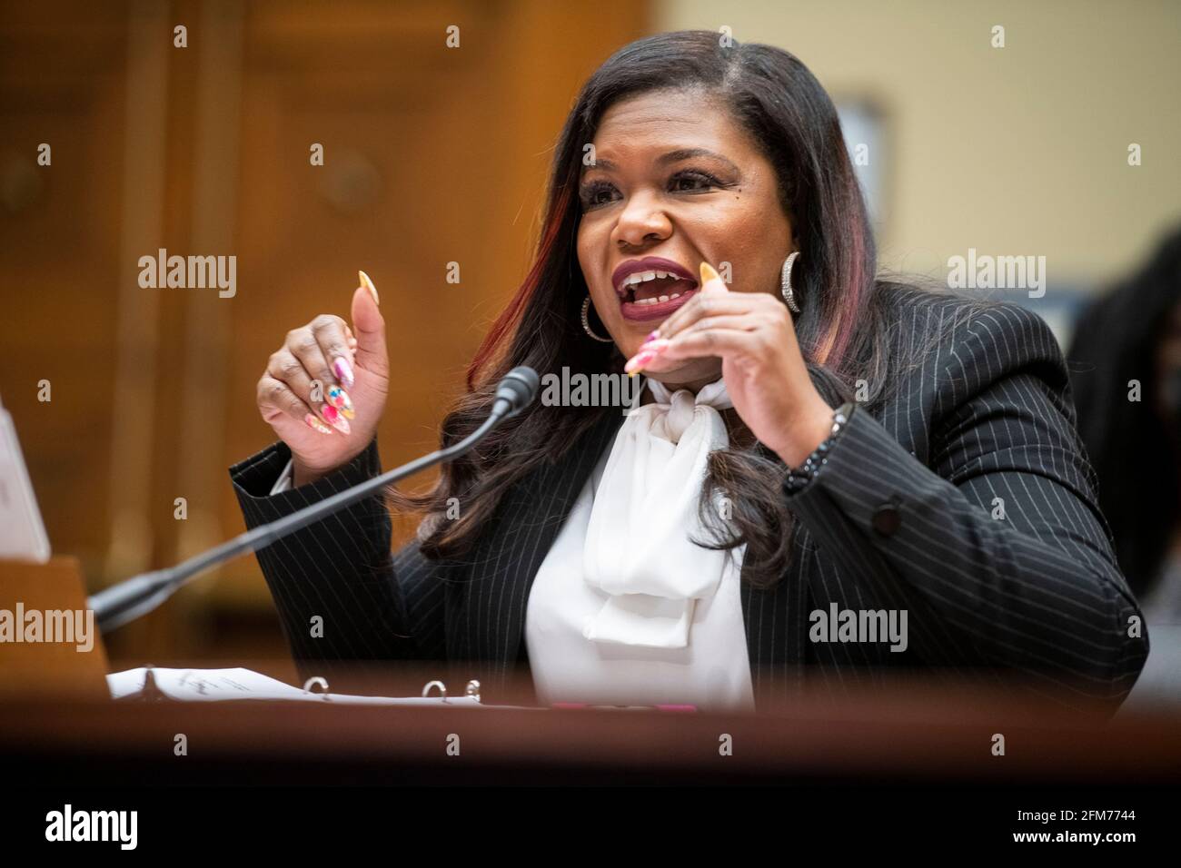 El Representante de los Estados Unidos, Cori Bush (Demócrata de Missouri), comparece ante una audiencia del Comité de Supervisión y Reforma de la Cámara de Representantes “Birthing While Black: Examining Americas Black Maternal Health Crisis” en el edificio de oficinas de Rayburn House en Washington, DC, jueves, 6 de mayo de 2021. Crédito: Rod Lamkey/CNP /MediaPunch Foto de stock